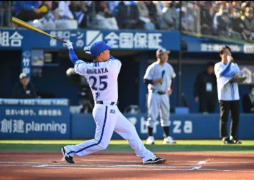 大西宏明さんのインスタグラム写真 - (大西宏明Instagram)「#yokohamastadium45thdreammatch   "男 村田" には やっぱりハマスタが似合う✨✨  俺の中では村田修一 ＝ ベイスターズ⭐️ハマスタ🏟️ なんよね(^O^)  何度この光景を見たか🤩  まさか今回も逆方向にホームラン打つなんて😳 エグいやんっっ‼️ 相変わらず絵になる男ですな👍 (エラーも含めてwww)  修ちゃんがSNSなどでアップしないので代わりに皆様にお届け(((o(*ﾟ▽ﾟ*)o)))♡  この背中どうよっ？？？ (๑>◡<๑)  #村田修一 #男村田 #横浜ベイスターズ #横浜スタジアム #青の似合う男 #ハマスタ @baystars_official  #ホームラン王 #ホームラン #４番 #プロ野球選手 #プロ野球 #野球には夢がある  #野球好きな人と繋がりたい  #横浜denaベイスターズ  #読売ジャイアンツ  #読売巨人軍  #オリックスバファローズ  #福岡ソフトバンクホークス  #smile #ほなっ！！」12月11日 13時46分 - ohnishi_hiroaki_0428