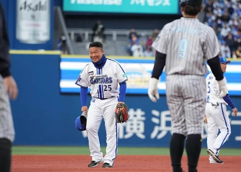 大西宏明さんのインスタグラム写真 - (大西宏明Instagram)「#yokohamastadium45thdreammatch   "男 村田" には やっぱりハマスタが似合う✨✨  俺の中では村田修一 ＝ ベイスターズ⭐️ハマスタ🏟️ なんよね(^O^)  何度この光景を見たか🤩  まさか今回も逆方向にホームラン打つなんて😳 エグいやんっっ‼️ 相変わらず絵になる男ですな👍 (エラーも含めてwww)  修ちゃんがSNSなどでアップしないので代わりに皆様にお届け(((o(*ﾟ▽ﾟ*)o)))♡  この背中どうよっ？？？ (๑>◡<๑)  #村田修一 #男村田 #横浜ベイスターズ #横浜スタジアム #青の似合う男 #ハマスタ @baystars_official  #ホームラン王 #ホームラン #４番 #プロ野球選手 #プロ野球 #野球には夢がある  #野球好きな人と繋がりたい  #横浜denaベイスターズ  #読売ジャイアンツ  #読売巨人軍  #オリックスバファローズ  #福岡ソフトバンクホークス  #smile #ほなっ！！」12月11日 13時46分 - ohnishi_hiroaki_0428