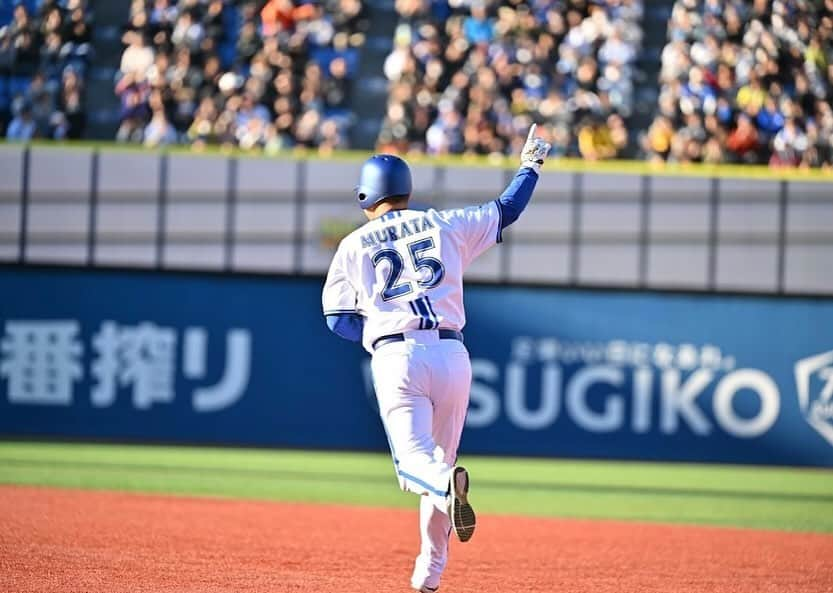 大西宏明さんのインスタグラム写真 - (大西宏明Instagram)「#yokohamastadium45thdreammatch   "男 村田" には やっぱりハマスタが似合う✨✨  俺の中では村田修一 ＝ ベイスターズ⭐️ハマスタ🏟️ なんよね(^O^)  何度この光景を見たか🤩  まさか今回も逆方向にホームラン打つなんて😳 エグいやんっっ‼️ 相変わらず絵になる男ですな👍 (エラーも含めてwww)  修ちゃんがSNSなどでアップしないので代わりに皆様にお届け(((o(*ﾟ▽ﾟ*)o)))♡  この背中どうよっ？？？ (๑>◡<๑)  #村田修一 #男村田 #横浜ベイスターズ #横浜スタジアム #青の似合う男 #ハマスタ @baystars_official  #ホームラン王 #ホームラン #４番 #プロ野球選手 #プロ野球 #野球には夢がある  #野球好きな人と繋がりたい  #横浜denaベイスターズ  #読売ジャイアンツ  #読売巨人軍  #オリックスバファローズ  #福岡ソフトバンクホークス  #smile #ほなっ！！」12月11日 13時46分 - ohnishi_hiroaki_0428