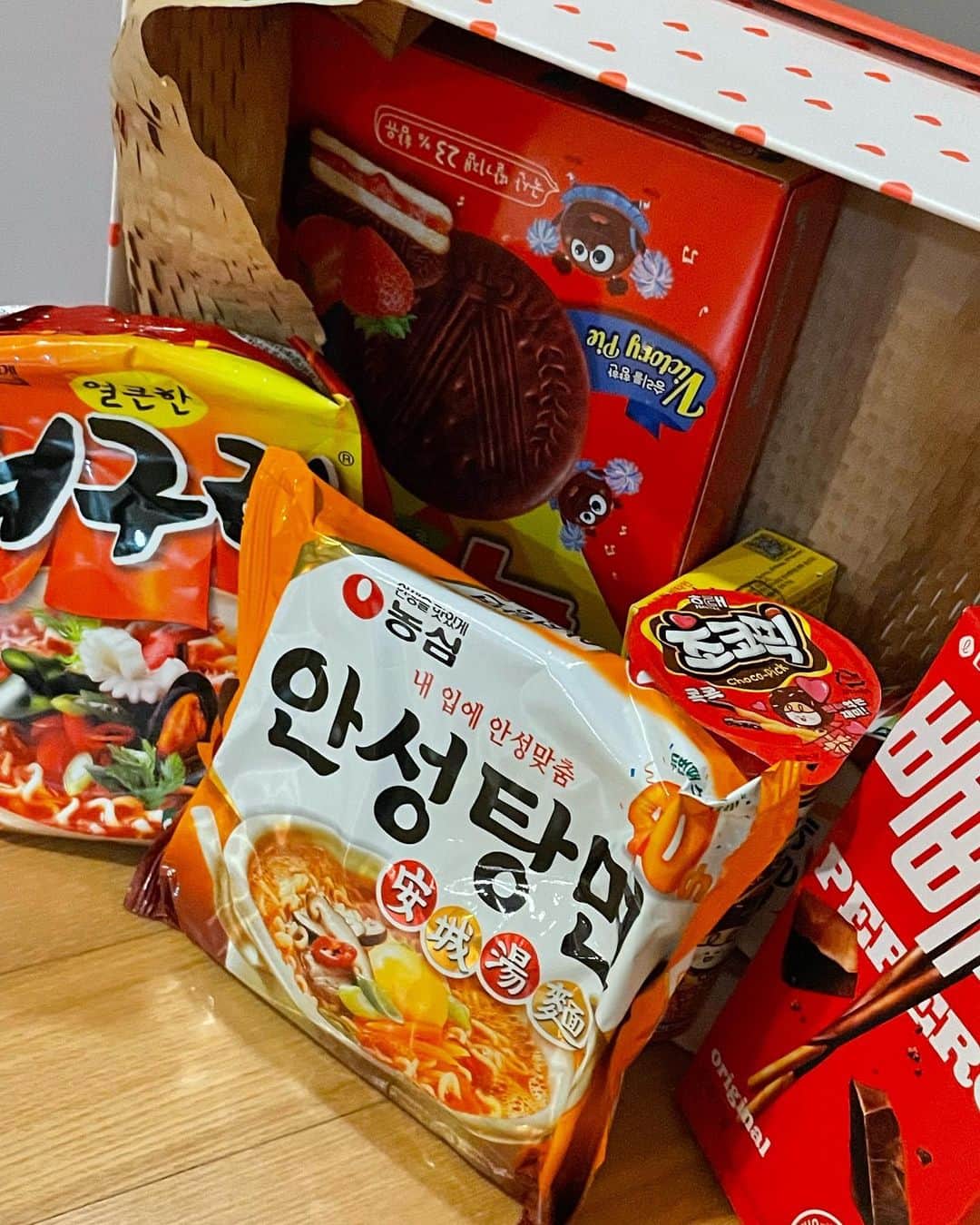 オン・ジュワンさんのインスタグラム写真 - (オン・ジュワンInstagram)「생일 축하 고마워요❤️ 항상 고맙고 감사하기만한 온 카페 팬들. 비오는 오늘 날씨가 다시 추워지니까 감기조심.  장뇌삼 보내준 어르신들~ 하루에 한뿌리씩~ 모조리 다 씹어먹어줄께요 ㅎ 83년도에 나온 과자라며 찾아서 보내준 친구들~  동갑 친구들 보내줘서 땡큐😏  행복합시다~~~~~ 난 행복합니다~~~❤️」12月11日 13時58分 - onjuwan1211