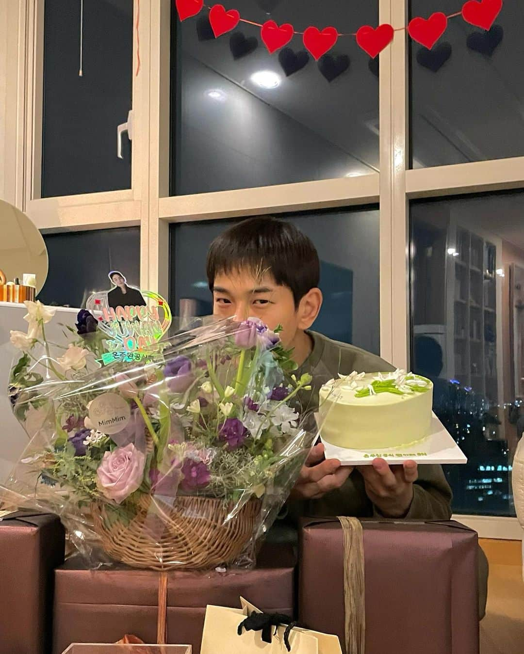 オン・ジュワンさんのインスタグラム写真 - (オン・ジュワンInstagram)「생일 축하 고마워요❤️ 항상 고맙고 감사하기만한 온 카페 팬들. 비오는 오늘 날씨가 다시 추워지니까 감기조심.  장뇌삼 보내준 어르신들~ 하루에 한뿌리씩~ 모조리 다 씹어먹어줄께요 ㅎ 83년도에 나온 과자라며 찾아서 보내준 친구들~  동갑 친구들 보내줘서 땡큐😏  행복합시다~~~~~ 난 행복합니다~~~❤️」12月11日 13時58分 - onjuwan1211