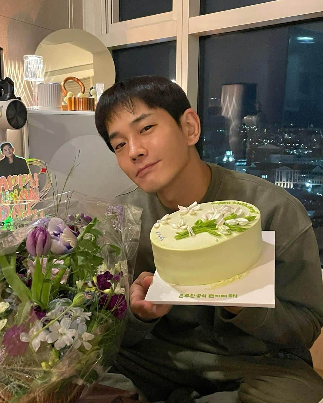 オン・ジュワンさんのインスタグラム写真 - (オン・ジュワンInstagram)「생일 축하 고마워요❤️ 항상 고맙고 감사하기만한 온 카페 팬들. 비오는 오늘 날씨가 다시 추워지니까 감기조심.  장뇌삼 보내준 어르신들~ 하루에 한뿌리씩~ 모조리 다 씹어먹어줄께요 ㅎ 83년도에 나온 과자라며 찾아서 보내준 친구들~  동갑 친구들 보내줘서 땡큐😏  행복합시다~~~~~ 난 행복합니다~~~❤️」12月11日 13時58分 - onjuwan1211