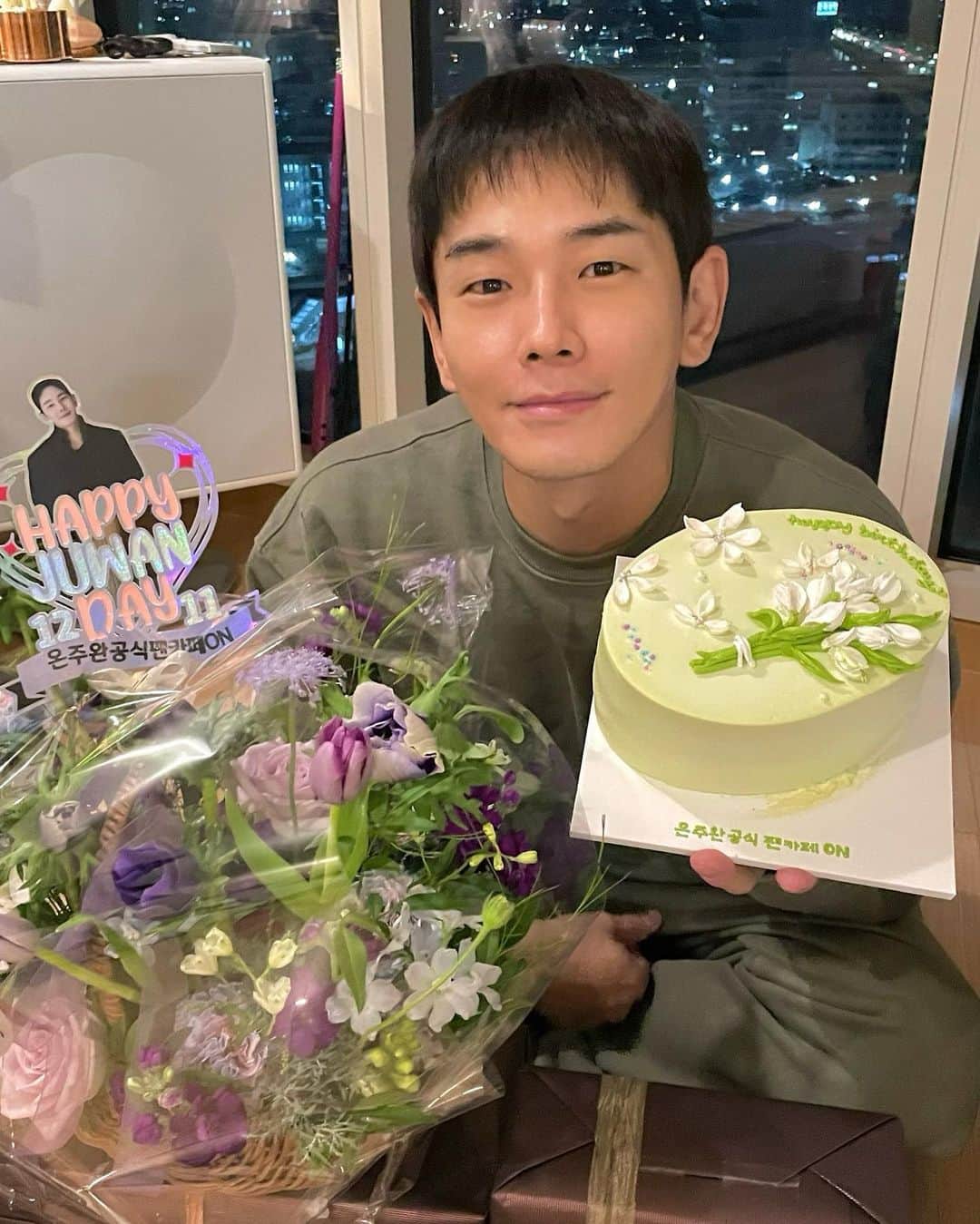 オン・ジュワンさんのインスタグラム写真 - (オン・ジュワンInstagram)「생일 축하 고마워요❤️ 항상 고맙고 감사하기만한 온 카페 팬들. 비오는 오늘 날씨가 다시 추워지니까 감기조심.  장뇌삼 보내준 어르신들~ 하루에 한뿌리씩~ 모조리 다 씹어먹어줄께요 ㅎ 83년도에 나온 과자라며 찾아서 보내준 친구들~  동갑 친구들 보내줘서 땡큐😏  행복합시다~~~~~ 난 행복합니다~~~❤️」12月11日 13時58分 - onjuwan1211