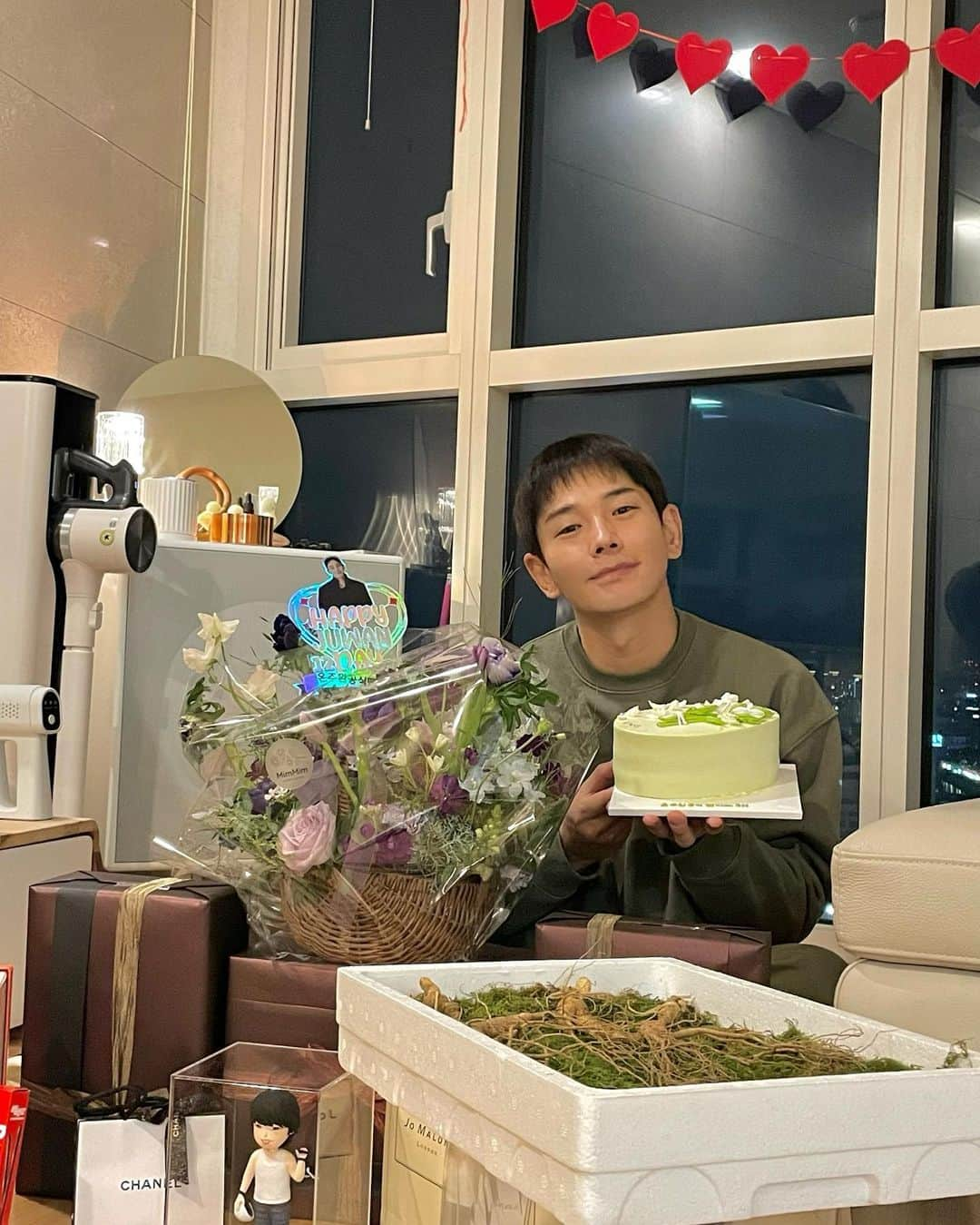 オン・ジュワンさんのインスタグラム写真 - (オン・ジュワンInstagram)「생일 축하 고마워요❤️ 항상 고맙고 감사하기만한 온 카페 팬들. 비오는 오늘 날씨가 다시 추워지니까 감기조심.  장뇌삼 보내준 어르신들~ 하루에 한뿌리씩~ 모조리 다 씹어먹어줄께요 ㅎ 83년도에 나온 과자라며 찾아서 보내준 친구들~  동갑 친구들 보내줘서 땡큐😏  행복합시다~~~~~ 난 행복합니다~~~❤️」12月11日 13時58分 - onjuwan1211