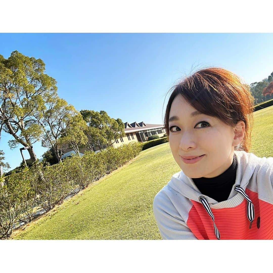 やすみりえさんのインスタグラム写真 - (やすみりえInstagram)「#茂原カントリー倶楽部　です⛳️✨  ロビーの#クリスマスツリー🎄 大きくて立派✨✨ 茶店では温かいお蕎麦♡  いつも色々ご一緒させていただいている素敵なお仲間と、賑やかに楽しい一日でした😊  年内、 あと何回ゴルフ行けるかな〜⛳️  #川柳#ことばの力#ことのは＃575 #ゴルフ＃golf#ゴルフ日和 #ゴルフ大好き#ゴルフ上手くなりたい #ゴルフ場の風景 #ゴルフ場の風景が好き #髪ボサボサ#乾燥に注意」12月11日 13時51分 - rie575kotonoha