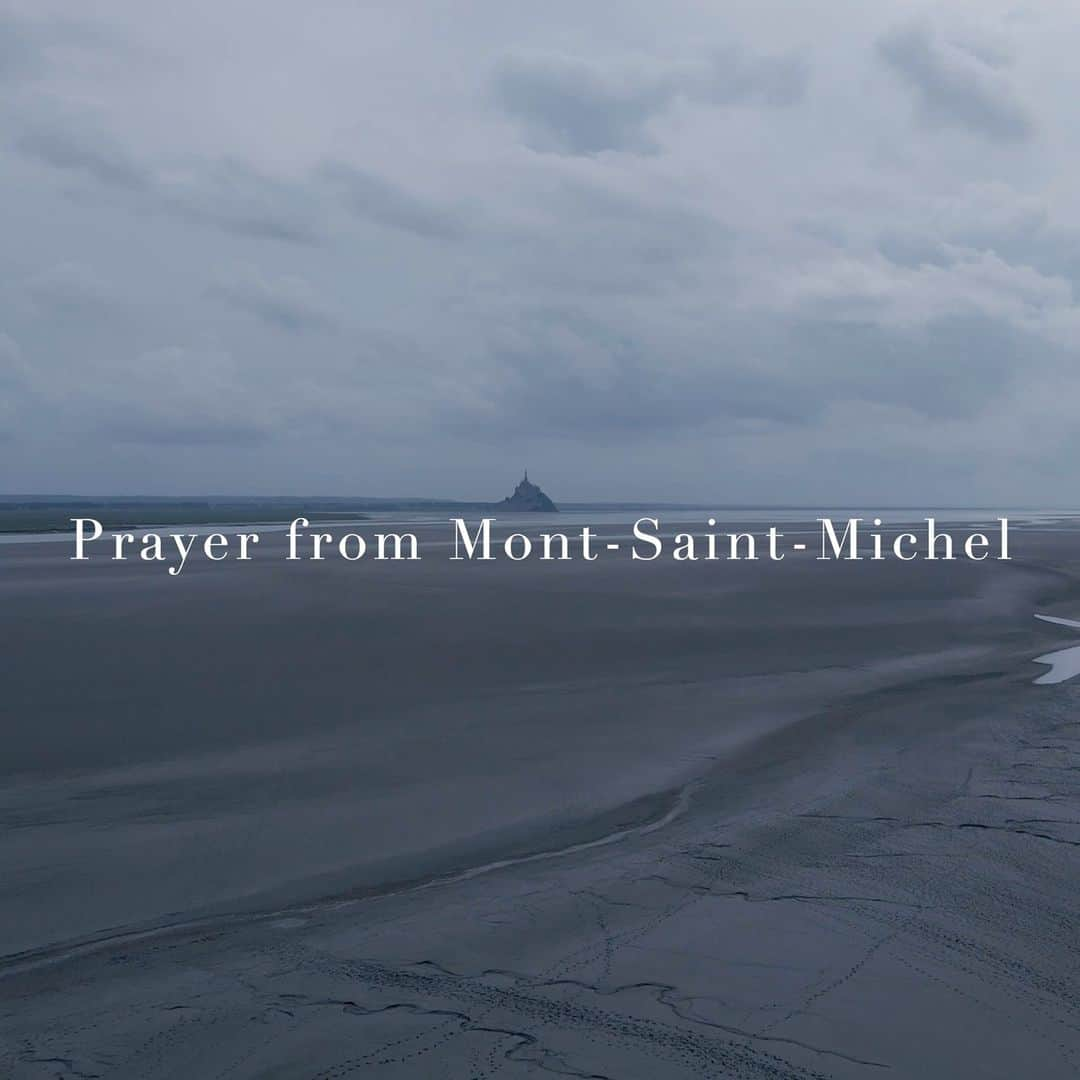 小松美羽のインスタグラム：「Based on the philosophy of The Great Harmonization. Miwa Komatsu completed two paintings and donated them to the Commune of Mont-Saint-Michel  and Hatsukaichi City. Although they belong to different religions, both Mont Saint-Michel and Itsukushima Shrine have a long history as sacred places of faith floating on the sea. I felt a common strength in the prayers spun by people over the ages, building sanctuaries in the harsh environments of the sea, amidst wars and natural disasters.  Title: 🕊Prayer for Peace  - The Great Harmonization   🙏Prayer of Compassion  - The Great Harmonization  観光友好都市であるフランスのモン・サン=ミッシェルと広島県廿日市市の友好をアートにより深めることができて光栄に存じます。 宗教は違えど両者には、モン・サン=ミッシェルと嚴島神社という海の上に浮かぶ信仰の聖地として長い歴史があります。戦争や自然災害などの厳しい環境である海の上に聖域を建築し、時代を超えて人が紡いでいるという祈りの強さは共通していると感じました。 一枚は廿日市市に、もう一枚はモン・サン=ミッシェル市に寄贈させていただきました。  作品名: 🕊平和の祈り - 大調和  🙏慈愛の祈り - 大調和」