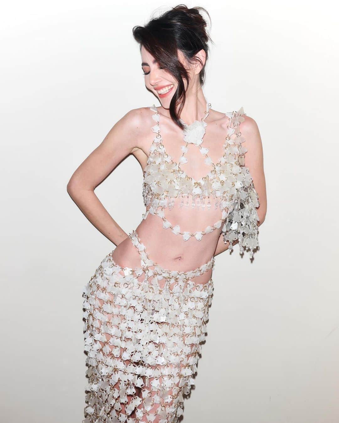 マイ・ダーウィカーさんのインスタグラム写真 - (マイ・ダーウィカーInstagram)「One of my favorite Thai designer and truly a sustainable brand 🤍✨Every pieces from her collection is made from the plastic recycle ♻️ I’m so proud to be wearing this dress 🤍  #pipatchara #PIPATCHARAWhiteBalance collection」12月11日 13時53分 - davikah