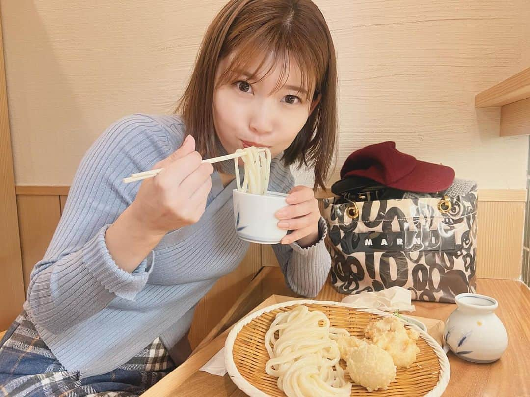 中村愛さんのインスタグラム写真 - (中村愛Instagram)「🍲♡ ・ ・ ・ わーーわわーーー‼️ 昨日ラジオでレポーターの須田さんが お話していたオススメのうどん屋さん 行ってきました😝☺️❣️  感想… 「須田さんってマジでグルメだったんだ！」です。笑  冗談抜きで今まで食べたうどんの中で 1番おいしかったです。  写真はざるうどんですが かけうどんの出汁がめちゃうまかった‼️  天ぷら🍤も美味すぎた‼️  これからも行かせていただきます🤤 #切麦や甚六」12月11日 13時55分 - nakamuramura_ai