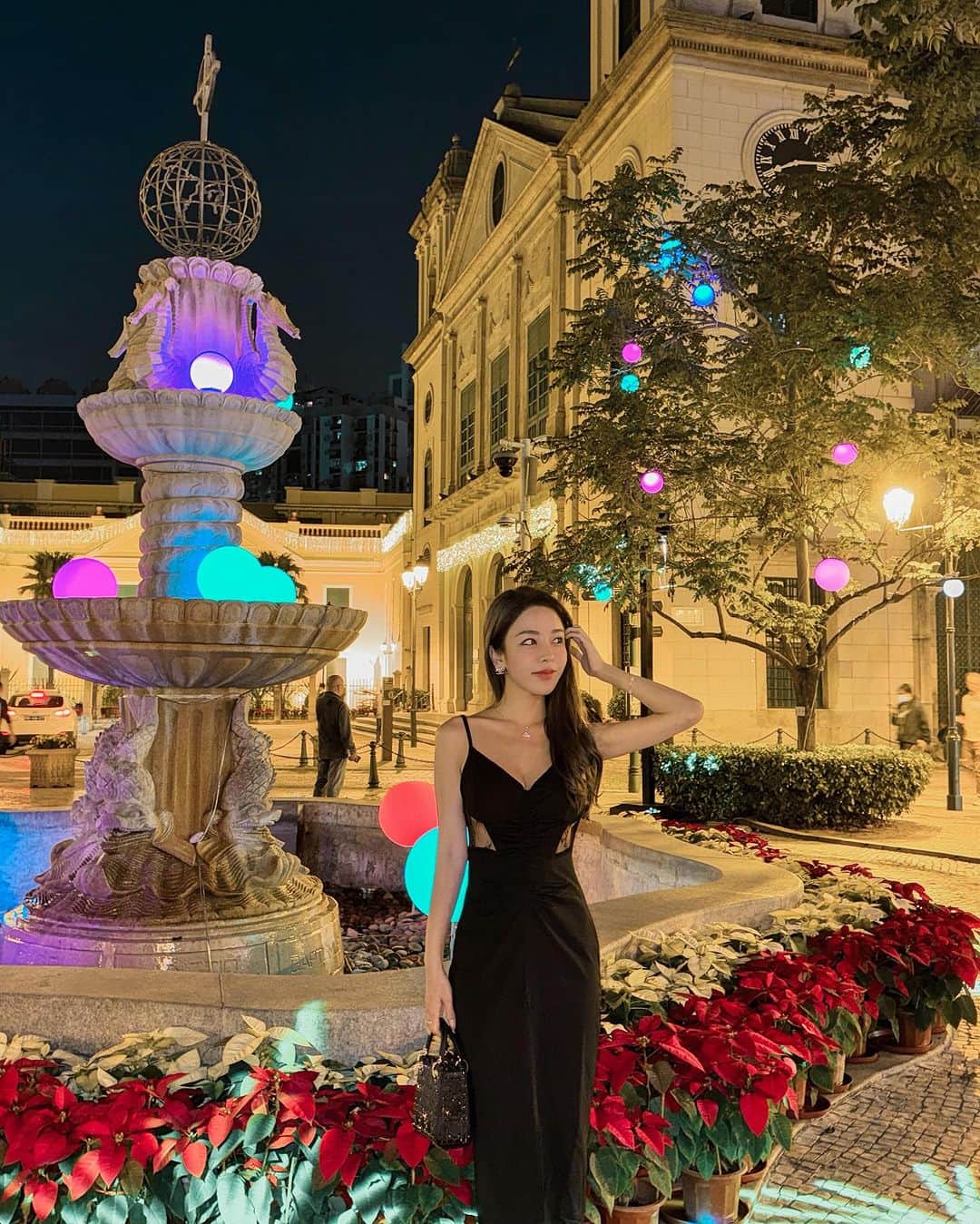 Vivi Tamさんのインスタグラム写真 - (Vivi TamInstagram)「夜晚在街道上拍燈飾也挺有feel對吧💫  這次剛好可以欣賞澳娛綜合同澳門旅遊局攜手呈獻的燈飾「幻彩耀濠江2023」大家也不要錯過啦！  從澳門上葡京坐接駁巴士來到澳門的中區市中心也很方便，這裡除了燈飾裝置，和歷史濃厚的建築， 還有很多Local的特色美食土等你來發掘。  📝中區燈飾打卡Tips: 懷舊澳門情 繽紛人力車 彩燈耀濠江 幻燈拱門  這幾個燈飾裝置都在附近，途步就能到達， 澳門雖然來了很多次， 但漫步燈飾下的澳門又是別有一番味道。🇲🇴  幻彩幻彩耀濠江 日期：2023年12月2日至2024年2月25日 時間：晚上7點至晚上10點  @sjmresorts @grandlisboapalace  #澳娛綜合 #澳門上葡京 #2023幻彩耀濠江 #璀璨遊樂場  #SJMResorts #GrandLisboaPalace #LightUpMacao2023 #thedazzlingwonderland」12月12日 0時53分 - vivivvtam