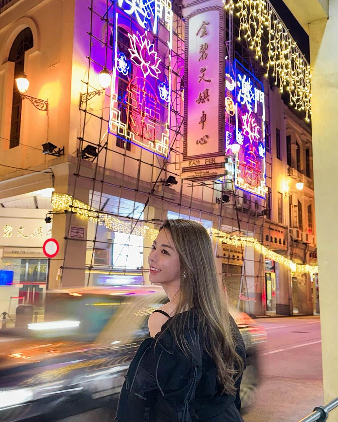 Vivi Tamさんのインスタグラム写真 - (Vivi TamInstagram)「夜晚在街道上拍燈飾也挺有feel對吧💫  這次剛好可以欣賞澳娛綜合同澳門旅遊局攜手呈獻的燈飾「幻彩耀濠江2023」大家也不要錯過啦！  從澳門上葡京坐接駁巴士來到澳門的中區市中心也很方便，這裡除了燈飾裝置，和歷史濃厚的建築， 還有很多Local的特色美食土等你來發掘。  📝中區燈飾打卡Tips: 懷舊澳門情 繽紛人力車 彩燈耀濠江 幻燈拱門  這幾個燈飾裝置都在附近，途步就能到達， 澳門雖然來了很多次， 但漫步燈飾下的澳門又是別有一番味道。🇲🇴  幻彩幻彩耀濠江 日期：2023年12月2日至2024年2月25日 時間：晚上7點至晚上10點  @sjmresorts @grandlisboapalace  #澳娛綜合 #澳門上葡京 #2023幻彩耀濠江 #璀璨遊樂場  #SJMResorts #GrandLisboaPalace #LightUpMacao2023 #thedazzlingwonderland」12月12日 0時53分 - vivivvtam