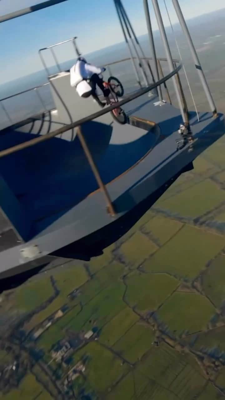レッドブルのインスタグラム：「only one thing to say about this: don’t look down 🫣  🚲: @krisskyle   #redbull #givesyouwiiings #bike #skatepark #hotairballoon」