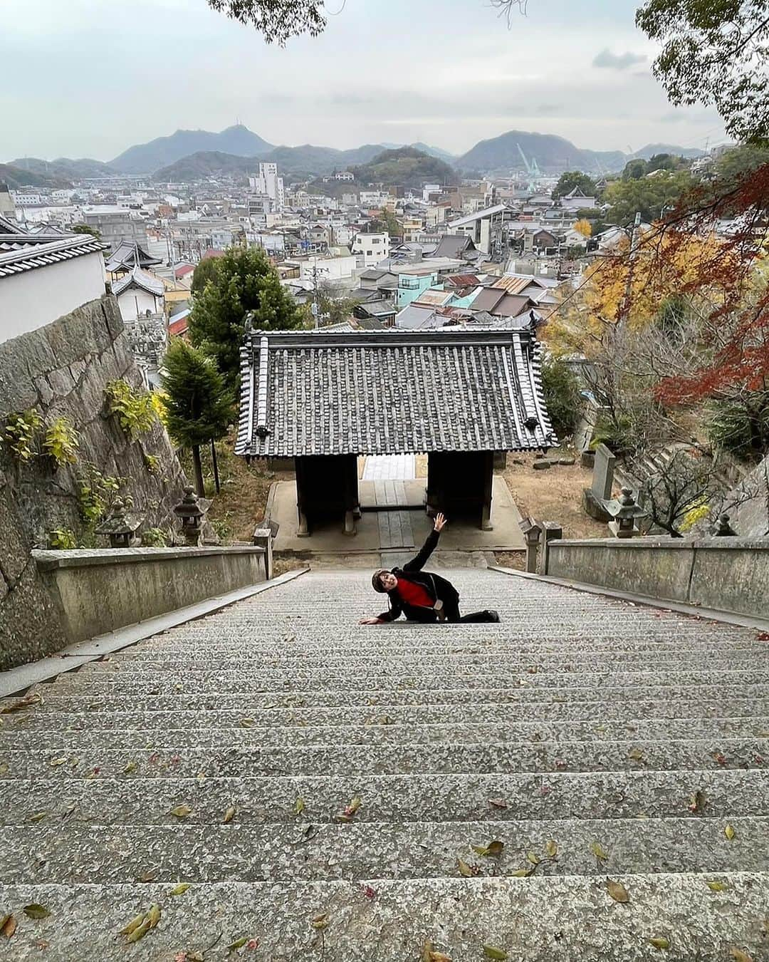 川田御早希のインスタグラム：「映画「転校生」ロケ地である尾道の御袖天満宮へ☆ 体が入れ替わる石段シーン再現風⁉︎ ちょうど尾道出身の大林宣彦監督の生家が取材されていて 今後、ファンや観光客が集う場所になるそうです♡ #御袖天満宮  #大林宣彦監督 #転校生」