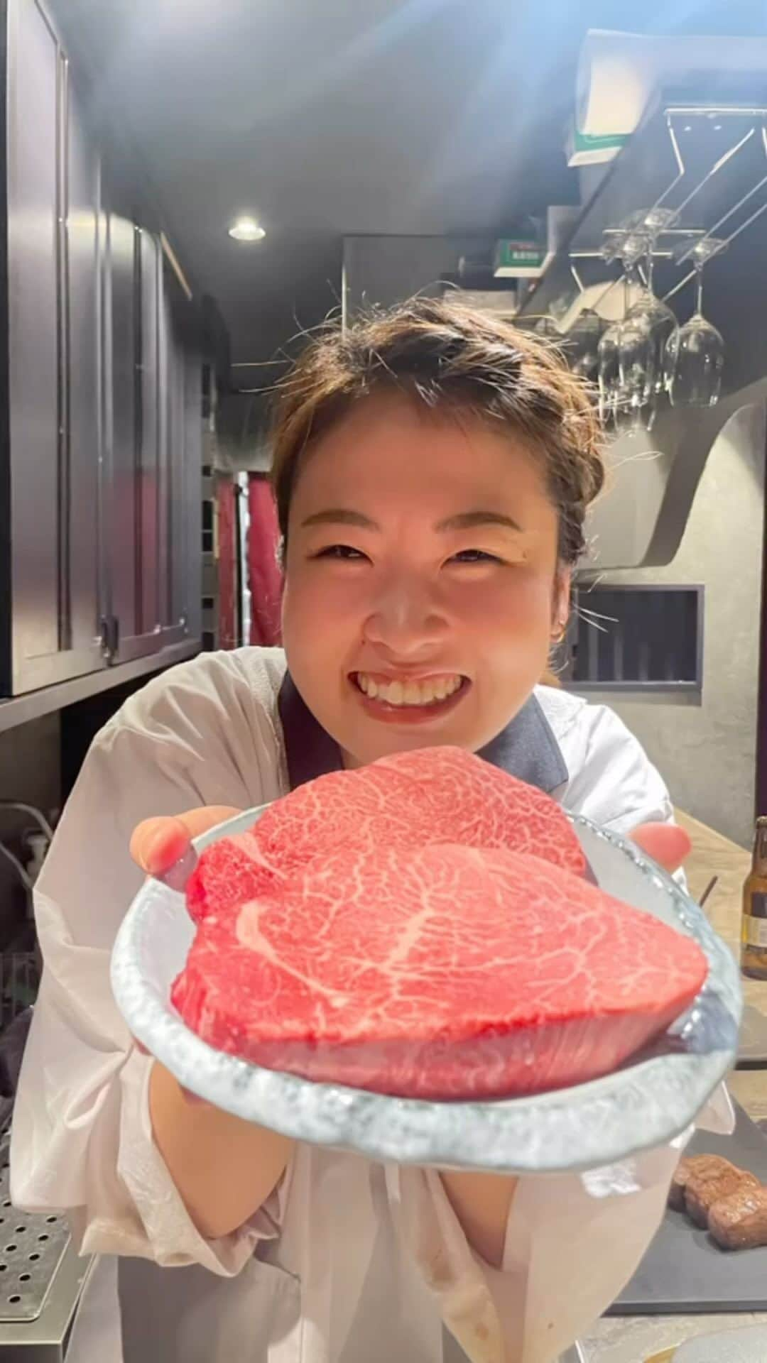 森夏子のインスタグラム：「神戸・三宮 東門筋にある隠れ家🍖  女将のちぃちゃんが、目の前でお肉を調理してくれます🤤  黒毛和牛A5ランクのお肉を使ったフルコース🍖  ワタシの🥇＼うにく寿司／ かためのシャリ＋赤酢に 甘くてトロけるお肉＆うに🤤  🍷は🇺🇸カリフォルニアのNAVIGATOR タンニンは優しめですが しっかりと熟成したお味＆香りが お肉にベストマッチ🎉  2023年 頑張ったご褒美ですね。 これで年末まで走り切るぞ！！！  #肉料理ちぃちゃん #肉割烹 #肉 #肉スタグラム #黒毛和牛 #うにく #うにく寿司　#navigator #雲丹  #三宮グルメ #三ノ宮グルメ  #東門街 #kobe #wagyu  #yakiniku #和牛  #yakiniku #焼肉ライフ」