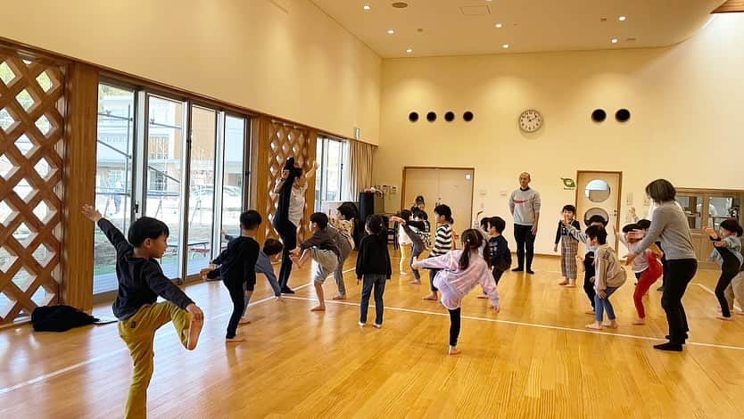 中川真依さんのインスタグラム写真 - (中川真依Instagram)「. 今週は保育園ウィーク😸🌷  朝からたくさんのこどもたちと 楽しく体を動かしてきました🤸🏻‍♀️✨  そのうちの1園では嬉しいエピソードが🤭💕  春にも訪れた松陽こども園の園児たちが 私の運動教室を機に、オリンピックに とても興味をもってくれたようで 運動会の話し合いの時に 「まいまいみたなオリンピックがやりたい！」 と言ってくれたそうです☺️✨  そこで、五輪の意味を自分たちで考え 自分たちのオリンピックを作り上げたと聞き とても感動しました🥺✨  自分の活動が子供たちに どのような影響を与えられているのか ハッキリと知る機会はなかなかありませんでしたが 行動まで変えられる力があると聞いて とても嬉しかったです😌🌻  そして、子供たちの考えを形にしてくれた 先生方にも感謝です🥹✨✨✨  私も子供たちから学ぶことはたくさん😊  明日からも少しでも子供の心に残る 楽しい時間になるよう 頑張るぞ〜💪💪💪😆🌟  #小松市スポーツアドバイザー #小松市 #運動教室 #子供たちの未来のために」12月11日 23時21分 - maimai.47