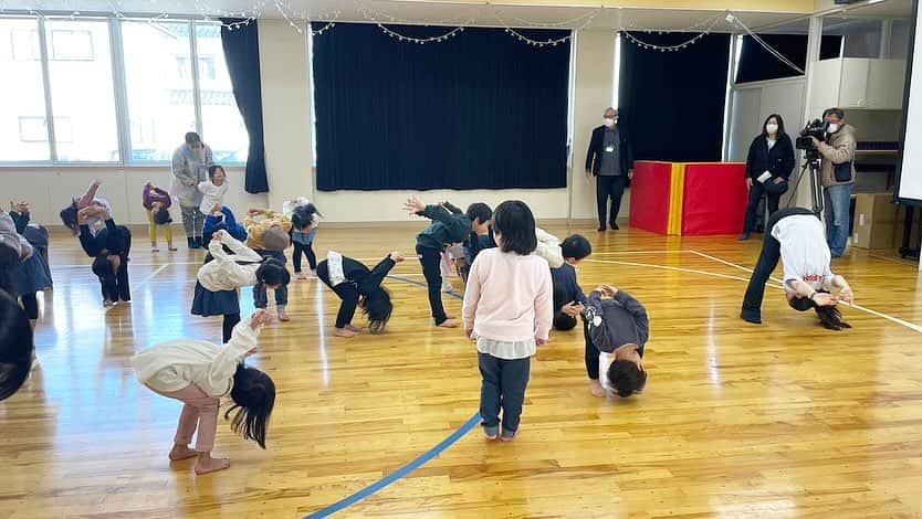 中川真依さんのインスタグラム写真 - (中川真依Instagram)「. 今週は保育園ウィーク😸🌷  朝からたくさんのこどもたちと 楽しく体を動かしてきました🤸🏻‍♀️✨  そのうちの1園では嬉しいエピソードが🤭💕  春にも訪れた松陽こども園の園児たちが 私の運動教室を機に、オリンピックに とても興味をもってくれたようで 運動会の話し合いの時に 「まいまいみたなオリンピックがやりたい！」 と言ってくれたそうです☺️✨  そこで、五輪の意味を自分たちで考え 自分たちのオリンピックを作り上げたと聞き とても感動しました🥺✨  自分の活動が子供たちに どのような影響を与えられているのか ハッキリと知る機会はなかなかありませんでしたが 行動まで変えられる力があると聞いて とても嬉しかったです😌🌻  そして、子供たちの考えを形にしてくれた 先生方にも感謝です🥹✨✨✨  私も子供たちから学ぶことはたくさん😊  明日からも少しでも子供の心に残る 楽しい時間になるよう 頑張るぞ〜💪💪💪😆🌟  #小松市スポーツアドバイザー #小松市 #運動教室 #子供たちの未来のために」12月11日 23時21分 - maimai.47