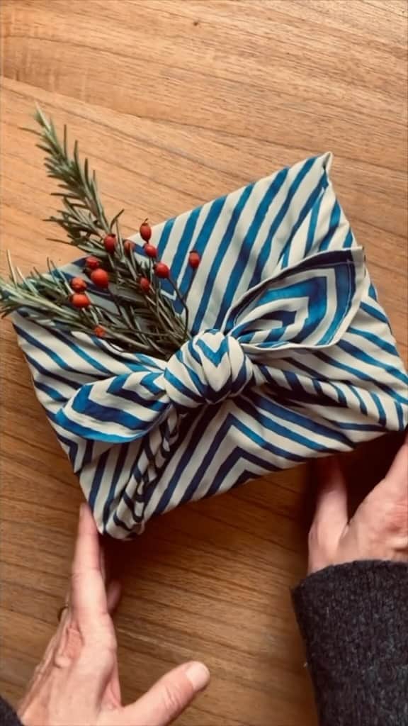 Neal's Yard Remediesのインスタグラム：「🎇 The art of Furoshiki Wrapping 🎇  Waste less this Christmas and elevate your Christmas gifting with this handy guide on Furoshiki Wrapping.  Furoshiki originated in Japan and consists of a square piece of cloth or fabric used for gift wrapping - transporting items, fashion, and home decor. The word refers both to the craft and to the cloth itself, which usually has an elegant, decorative design. Furoshiki has become increasingly popular with cultures around the world as it has transformed the art of gift-giving.   All you need is a piece of fabric (upcycled is our material of choice!) to get started. Save this video to come back to later.  Happy wrapping! 🎁」