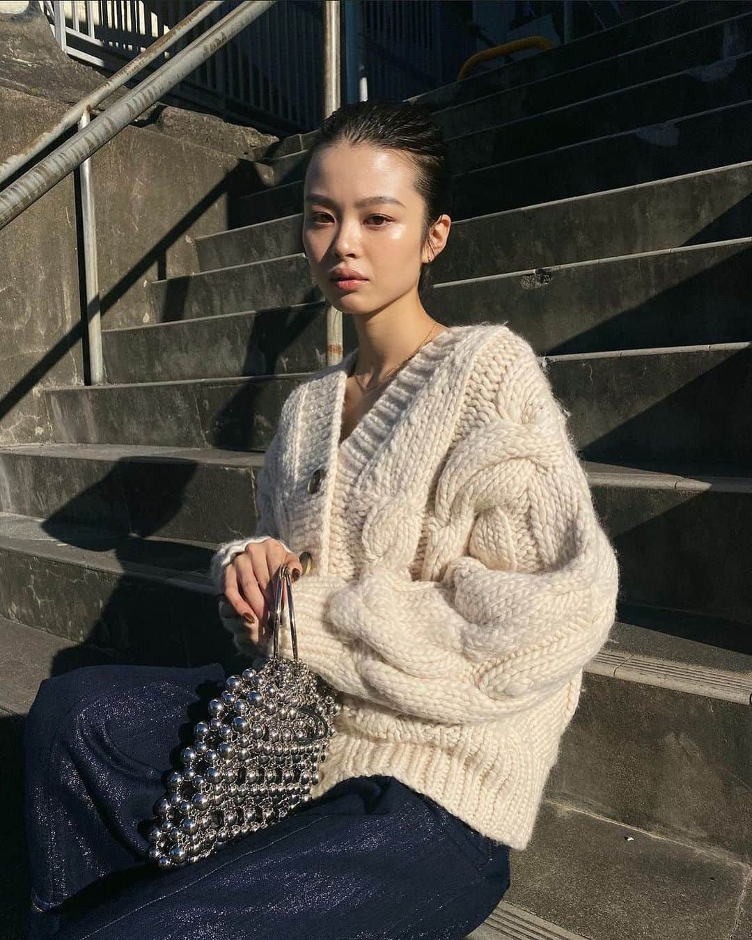 MOUSSY SNAPさんのインスタグラム写真 - (MOUSSY SNAPInstagram)「#MOUSSYSNAP @aika_otanii 164cm  ・VOLUME CABLE CARDIGAN(010GAG70-6770) ・SILVER BEADED MINI BAG(010GA751-5810) 全国のMOUSSY店舗／SHEL'TTER WEBSTORE／ZOZOTOWNにて発売中。  ・GLITTER DENIM ALL IN ONE(010HSA11-0390) SHEL’TTER WEBSTOREにて24SS SPRING PRE ORDER開催中！  #MOUSSY #MOUSSYJEANS」12月11日 23時23分 - moussysnap