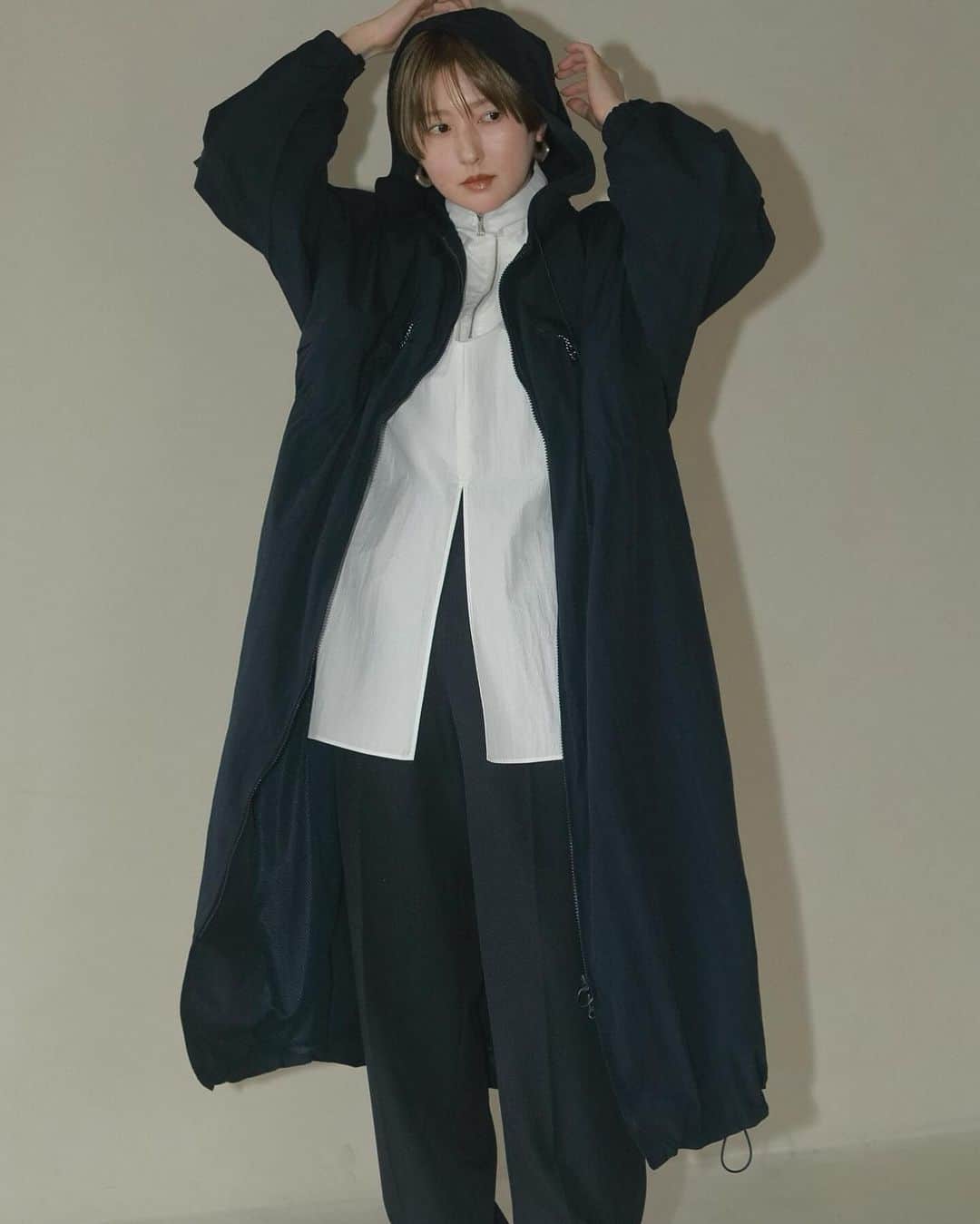 松本有理奈のインスタグラム：「いよいよ明後日12/13 (水)12:00 〜MANOF ONLINE STORE にて『WILD THINGS×MANOF』のコラボアイテムが発売スタート‼︎ ⁡ WILD THINGSのインラインアイテムをベースにMANOFらしいアレンジを加えた春アウター。 裏地のメッシュ仕様やドローコード使いなどアウトドアブランドならではのディテール使いにも注目◎ バックは袖まで広がるヨークデザインを施し体型カバーとデザイン性でMANOFらしさをプラス。 撥⽔機能とUVカット機能が付いているので軽い⾬の⽇や⽇差しの強いシーンにもおすすめです！  明日のお昼にインスタLiveでご紹介するので是非ご覧ください♡  ◾︎【WILD THINGS ×MANOF】 BACK YORK HOODIE COAT ¥36,000+tax Color：アイボリー/ネイビー Size:S,M（着用サイズM） ⁡ #manof #マノフ #wildthings #happyplusstore」