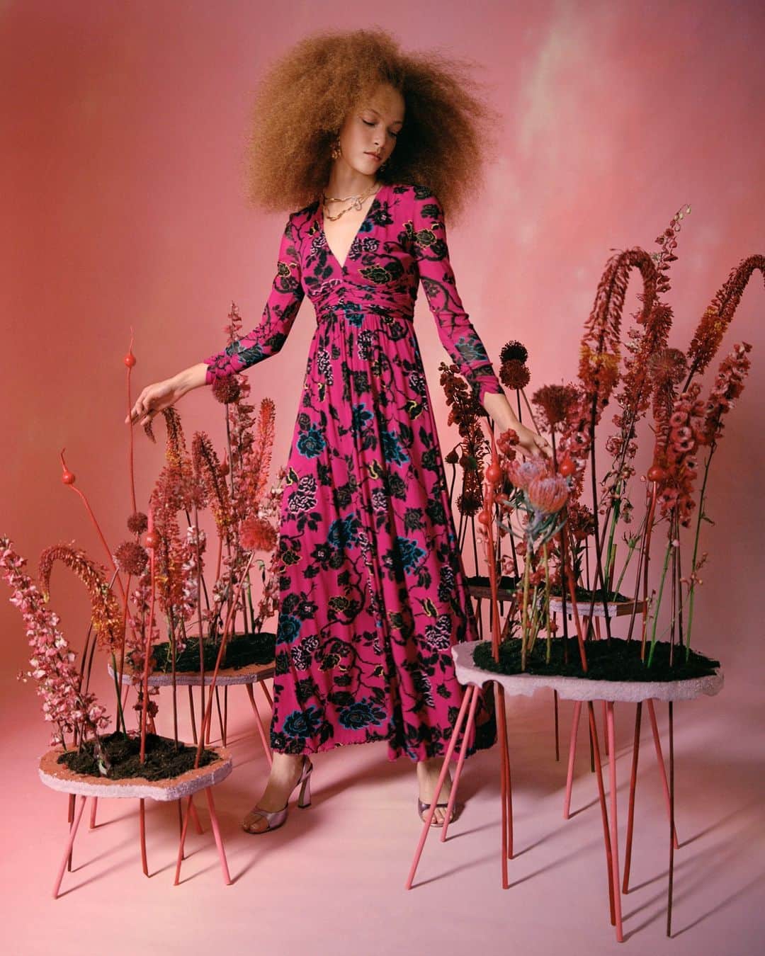 ダイアン フォン ファステンバーグのインスタグラム：「Meet your new favorite mesh maxi: the Anna 🌺 #DVF」
