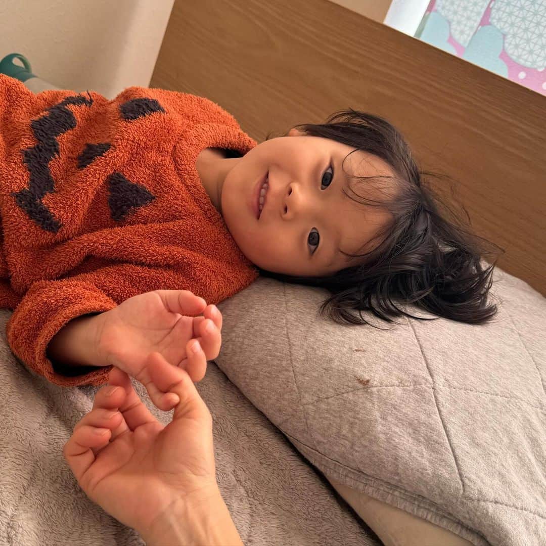 江原千鶴（エハラチヅル）さんのインスタグラム写真 - (江原千鶴（エハラチヅル）Instagram)「2023.12.10 うたくんお誕生日おめでとう🎂 5歳になりました‼️  子ども界最高峰の元気ボーイは、いつだって好きなことに全力で、ぐずり方も最強で、たくさん困らせてくれるけど、とにかく明るくて、面白くて、たくさん笑わせてくれるし、たくさん甘えてくれる❤️  結局そんなうたくんが大好きで可愛いんだよねw うたは最強だよ😆💕 　 #うたくん成長記録 #5歳」12月11日 23時32分 - eharachizuru