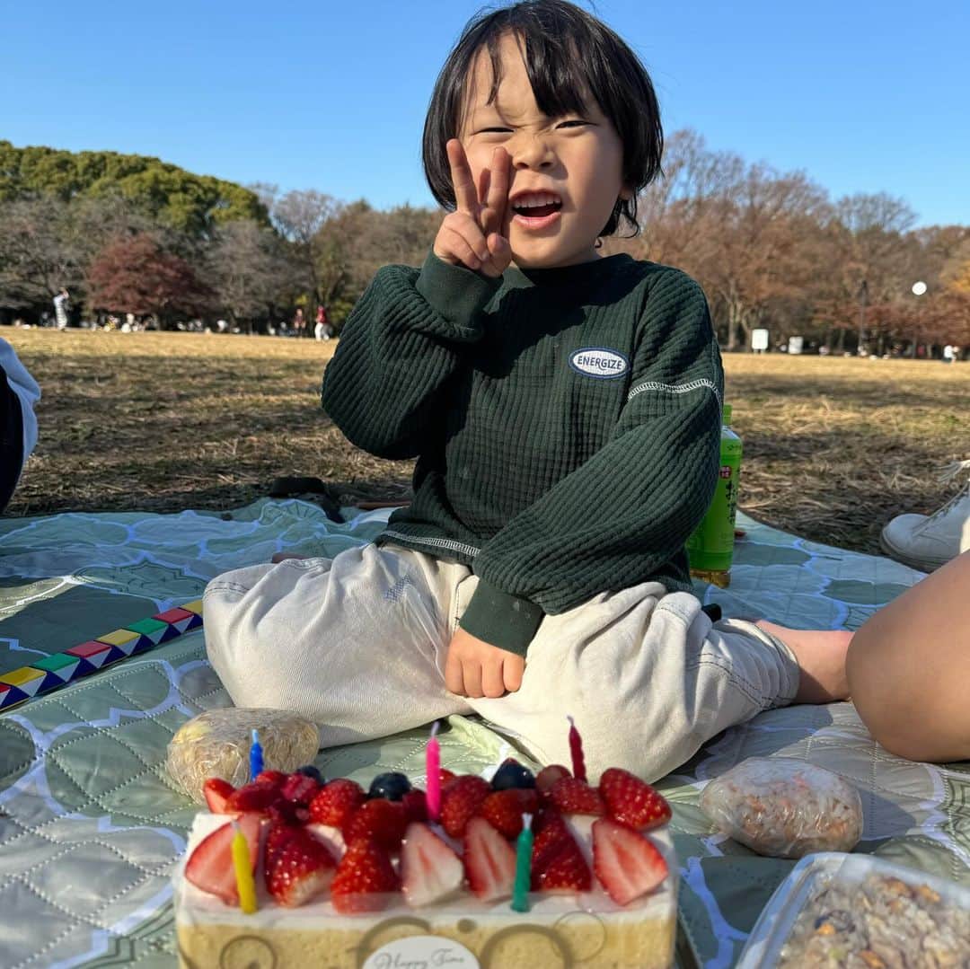 江原千鶴（エハラチヅル）さんのインスタグラム写真 - (江原千鶴（エハラチヅル）Instagram)「2023.12.10 うたくんお誕生日おめでとう🎂 5歳になりました‼️  子ども界最高峰の元気ボーイは、いつだって好きなことに全力で、ぐずり方も最強で、たくさん困らせてくれるけど、とにかく明るくて、面白くて、たくさん笑わせてくれるし、たくさん甘えてくれる❤️  結局そんなうたくんが大好きで可愛いんだよねw うたは最強だよ😆💕 　 #うたくん成長記録 #5歳」12月11日 23時32分 - eharachizuru