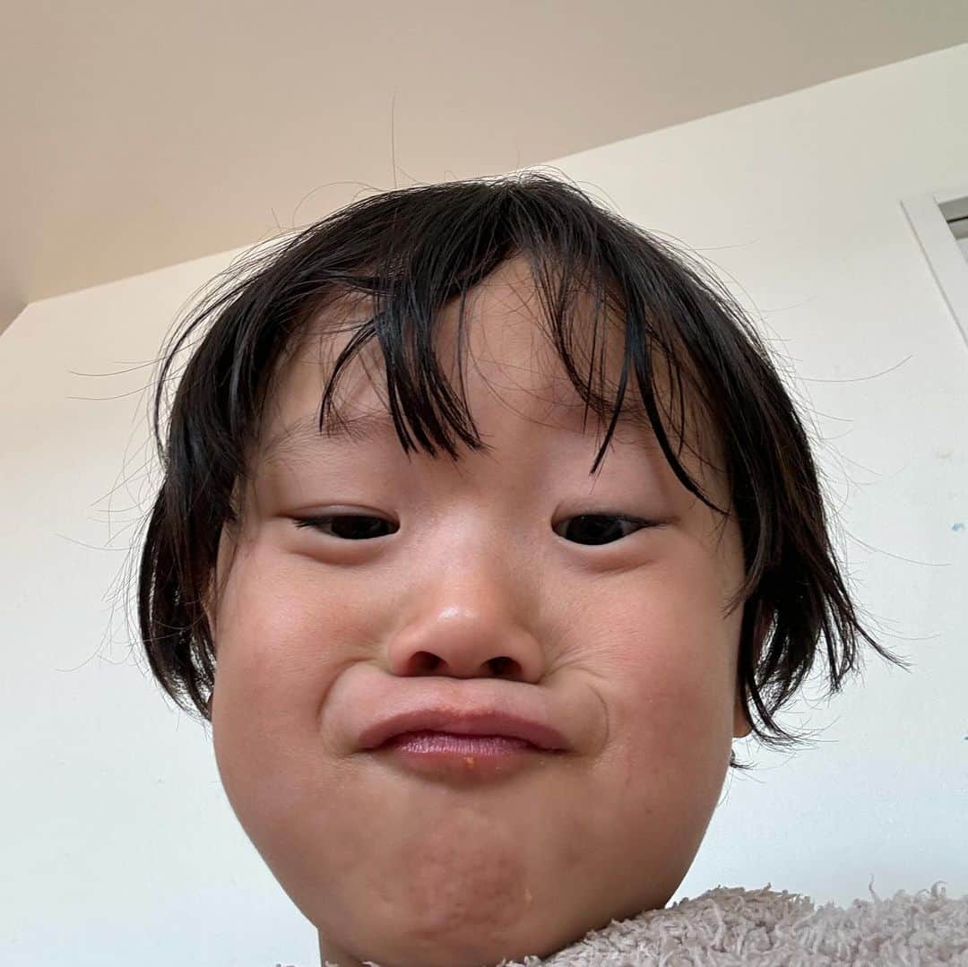江原千鶴（エハラチヅル）さんのインスタグラム写真 - (江原千鶴（エハラチヅル）Instagram)「2023.12.10 うたくんお誕生日おめでとう🎂 5歳になりました‼️  子ども界最高峰の元気ボーイは、いつだって好きなことに全力で、ぐずり方も最強で、たくさん困らせてくれるけど、とにかく明るくて、面白くて、たくさん笑わせてくれるし、たくさん甘えてくれる❤️  結局そんなうたくんが大好きで可愛いんだよねw うたは最強だよ😆💕 　 #うたくん成長記録 #5歳」12月11日 23時32分 - eharachizuru