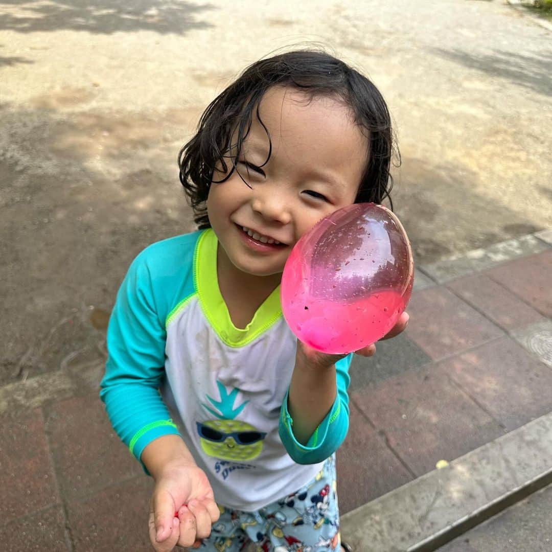 江原千鶴（エハラチヅル）さんのインスタグラム写真 - (江原千鶴（エハラチヅル）Instagram)「2023.12.10 うたくんお誕生日おめでとう🎂 5歳になりました‼️  子ども界最高峰の元気ボーイは、いつだって好きなことに全力で、ぐずり方も最強で、たくさん困らせてくれるけど、とにかく明るくて、面白くて、たくさん笑わせてくれるし、たくさん甘えてくれる❤️  結局そんなうたくんが大好きで可愛いんだよねw うたは最強だよ😆💕 　 #うたくん成長記録 #5歳」12月11日 23時32分 - eharachizuru
