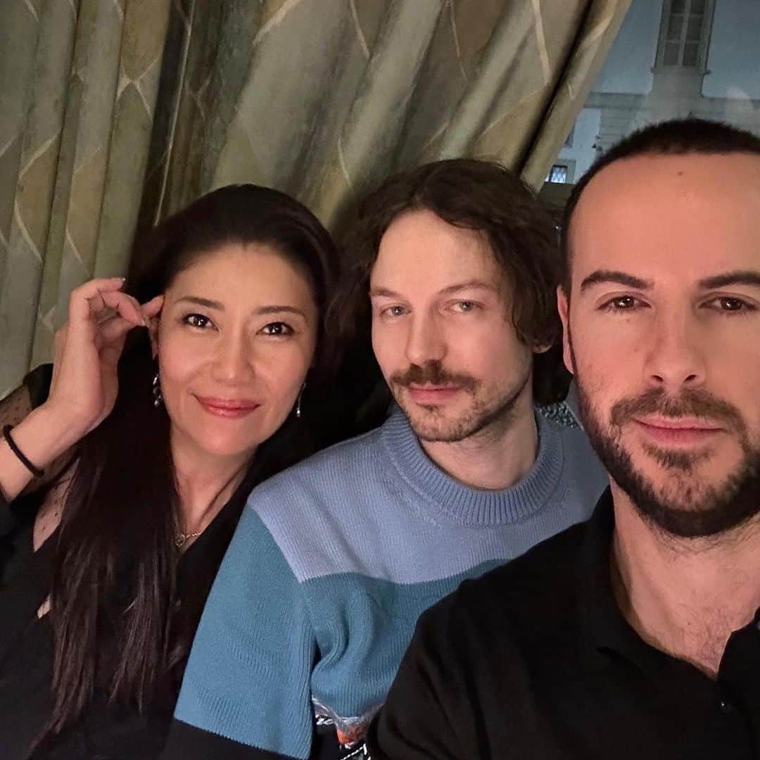 Taki Tanakaのインスタグラム：「Lovely night in Milan w/ @cote.official @tomaso_anfossi @francescoferrari_   2人がよく言うように、もはやファミリーのような存在のトマゾ&フランチェスコと。  さて、Noëlのヨーロッパは街中が美しくライトアップされる一年で最もロマンティックな季節。こんな私でさえもセンチメンタルな気持ちになる。きゅん。 訳もなく。もしくはそれは2日前に課せられた切ない課題曲をヘビロテして聴き続けているからか。  #izastagram」