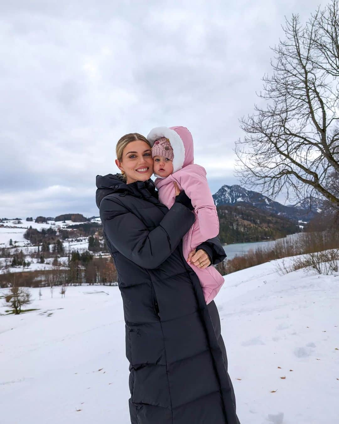 Ashley Jamesさんのインスタグラム写真 - (Ashley JamesInstagram)「Nana's 60th in the snow 🤍❄️🇦🇹  We're staying just a small bus journey out of Austria near a beautiful town called St Gilgen, right on a lake.   I was so excited to take Alf sledging for the first time... But he fell asleep just as we got to the snow! Classic toddler 🤪 so we'll have to save that for another trip! But Ada absolutely loved it.❄️🤍  St Gilgen felt like a movie set, it was the stereotypical Christmas place full of Christmas market stalls. We had mulled wine and watched the sunset on the lake! Apparently it's where Mozart lived. ✨🙏🏼  I'm so glad we brought the double buggy because the wheels are so good in this multi-terrain! This is the @outnabout_official Nipper that I did a giveaway of for my 12 days advent. There's only 2 days left of that by the way, so I hope you're loving it.   Alf has been so happy out here because it's so Christmassy. He keeps asking where Santa and the reindeer are and keeps saying Happy Christmas to everyone. 😂  We've definitely been doing what adults want to do this trip and just trying to get the kids to slot in, and they've been really good. The only slight tricky part is finding food for Ada - the Austrian food has been amazing, but we've not found many veggies!   Anyway, we're just about to hop on a bus for the Sound of Music tour. I'm so excited... But let's see how the kids do 4 hours on a bus!   I definitely recommend a trip here if you've never been. It's such a beautiful place - nana says it's amazing in summer too. 🙏🏼✨」12月11日 23時36分 - ashleylouisejames