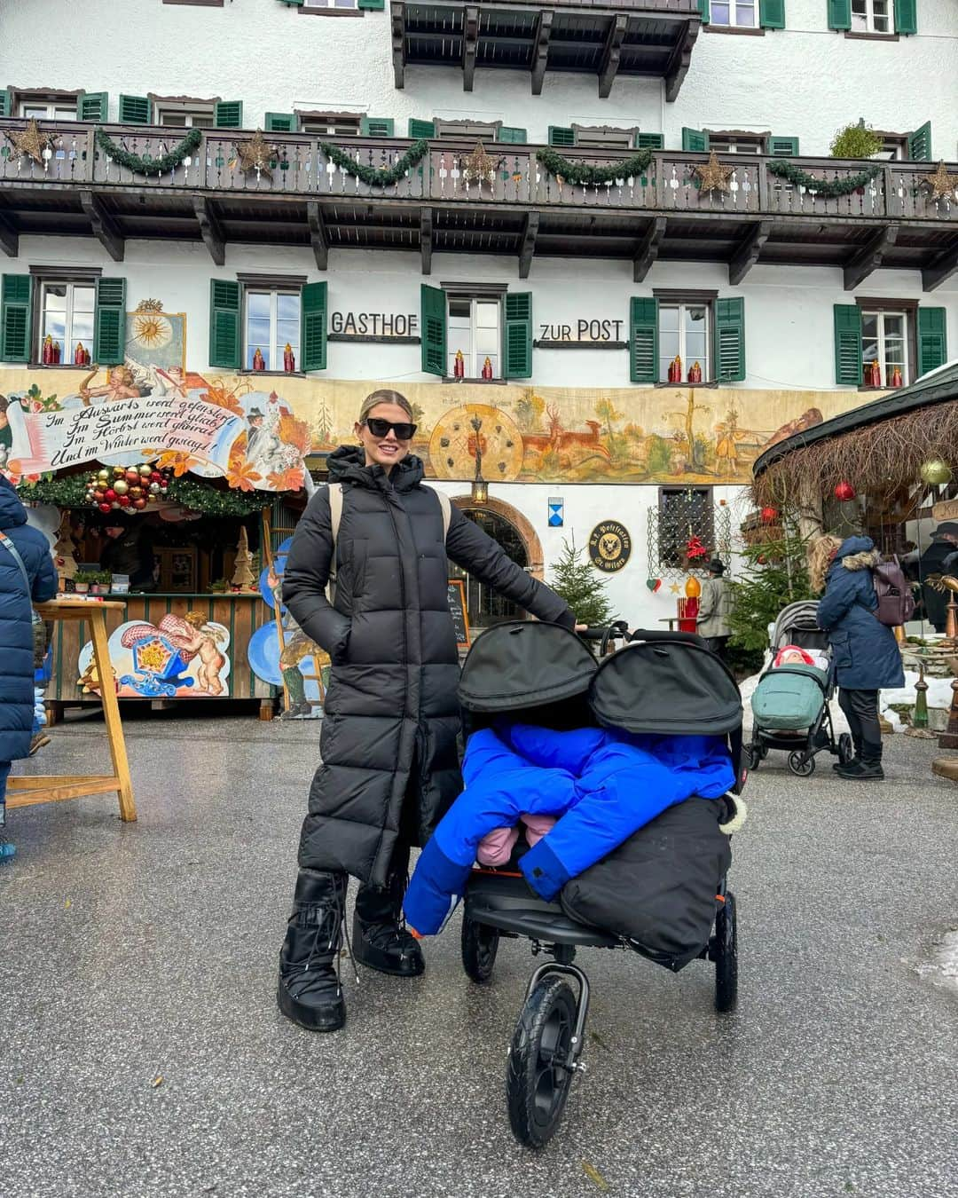 Ashley Jamesさんのインスタグラム写真 - (Ashley JamesInstagram)「Nana's 60th in the snow 🤍❄️🇦🇹  We're staying just a small bus journey out of Austria near a beautiful town called St Gilgen, right on a lake.   I was so excited to take Alf sledging for the first time... But he fell asleep just as we got to the snow! Classic toddler 🤪 so we'll have to save that for another trip! But Ada absolutely loved it.❄️🤍  St Gilgen felt like a movie set, it was the stereotypical Christmas place full of Christmas market stalls. We had mulled wine and watched the sunset on the lake! Apparently it's where Mozart lived. ✨🙏🏼  I'm so glad we brought the double buggy because the wheels are so good in this multi-terrain! This is the @outnabout_official Nipper that I did a giveaway of for my 12 days advent. There's only 2 days left of that by the way, so I hope you're loving it.   Alf has been so happy out here because it's so Christmassy. He keeps asking where Santa and the reindeer are and keeps saying Happy Christmas to everyone. 😂  We've definitely been doing what adults want to do this trip and just trying to get the kids to slot in, and they've been really good. The only slight tricky part is finding food for Ada - the Austrian food has been amazing, but we've not found many veggies!   Anyway, we're just about to hop on a bus for the Sound of Music tour. I'm so excited... But let's see how the kids do 4 hours on a bus!   I definitely recommend a trip here if you've never been. It's such a beautiful place - nana says it's amazing in summer too. 🙏🏼✨」12月11日 23時36分 - ashleylouisejames