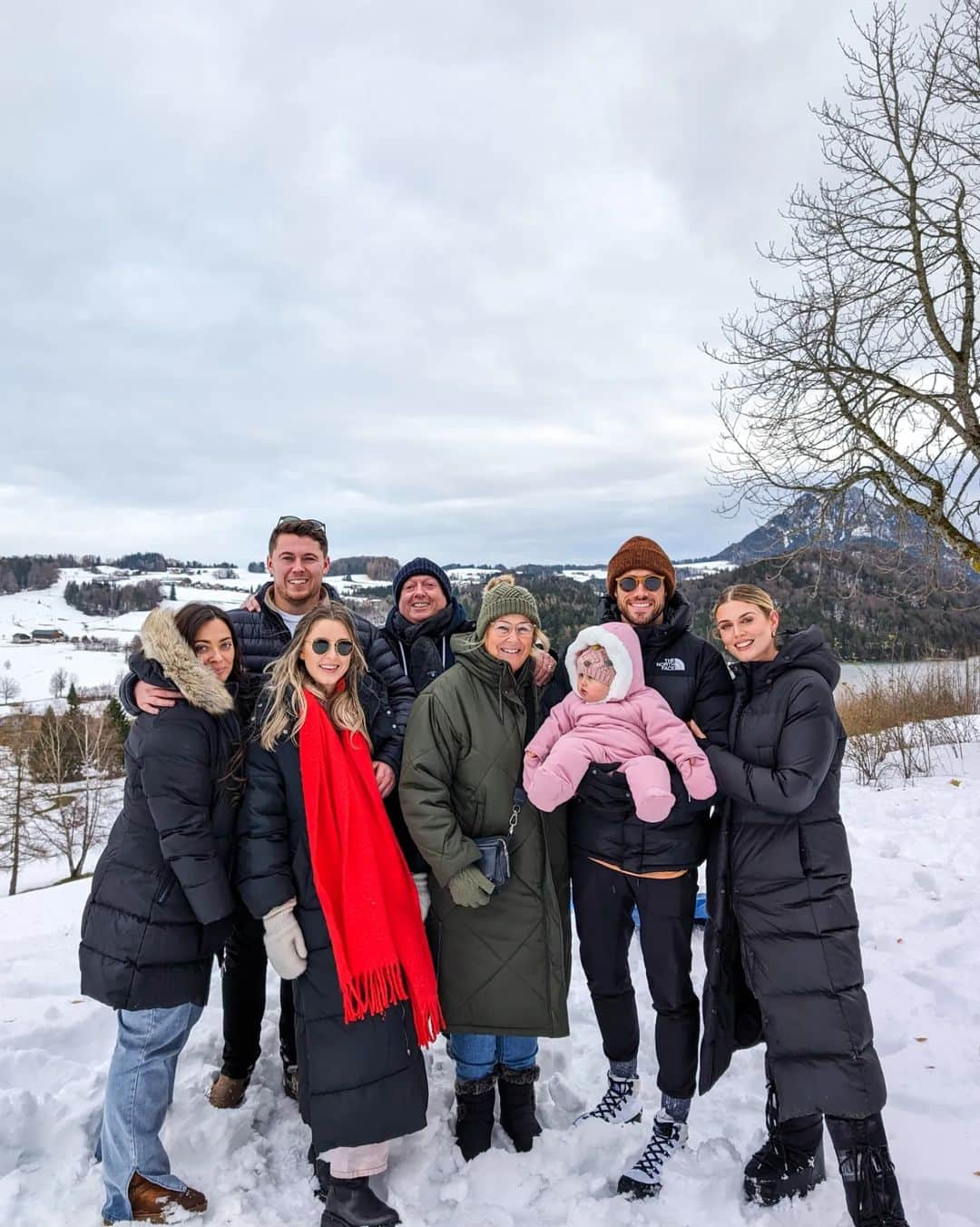 Ashley Jamesさんのインスタグラム写真 - (Ashley JamesInstagram)「Nana's 60th in the snow 🤍❄️🇦🇹  We're staying just a small bus journey out of Austria near a beautiful town called St Gilgen, right on a lake.   I was so excited to take Alf sledging for the first time... But he fell asleep just as we got to the snow! Classic toddler 🤪 so we'll have to save that for another trip! But Ada absolutely loved it.❄️🤍  St Gilgen felt like a movie set, it was the stereotypical Christmas place full of Christmas market stalls. We had mulled wine and watched the sunset on the lake! Apparently it's where Mozart lived. ✨🙏🏼  I'm so glad we brought the double buggy because the wheels are so good in this multi-terrain! This is the @outnabout_official Nipper that I did a giveaway of for my 12 days advent. There's only 2 days left of that by the way, so I hope you're loving it.   Alf has been so happy out here because it's so Christmassy. He keeps asking where Santa and the reindeer are and keeps saying Happy Christmas to everyone. 😂  We've definitely been doing what adults want to do this trip and just trying to get the kids to slot in, and they've been really good. The only slight tricky part is finding food for Ada - the Austrian food has been amazing, but we've not found many veggies!   Anyway, we're just about to hop on a bus for the Sound of Music tour. I'm so excited... But let's see how the kids do 4 hours on a bus!   I definitely recommend a trip here if you've never been. It's such a beautiful place - nana says it's amazing in summer too. 🙏🏼✨」12月11日 23時36分 - ashleylouisejames