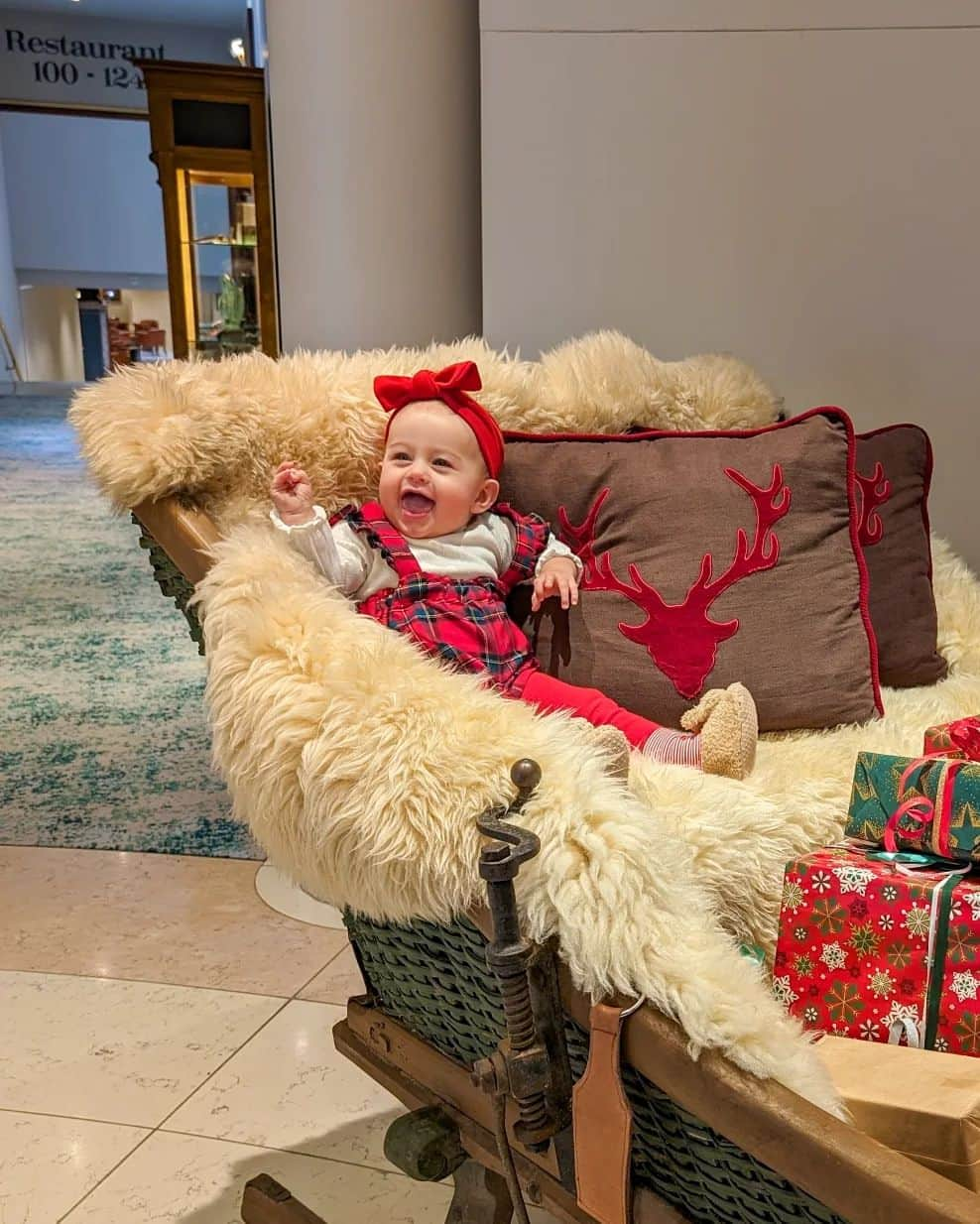 Ashley Jamesさんのインスタグラム写真 - (Ashley JamesInstagram)「Nana's 60th in the snow 🤍❄️🇦🇹  We're staying just a small bus journey out of Austria near a beautiful town called St Gilgen, right on a lake.   I was so excited to take Alf sledging for the first time... But he fell asleep just as we got to the snow! Classic toddler 🤪 so we'll have to save that for another trip! But Ada absolutely loved it.❄️🤍  St Gilgen felt like a movie set, it was the stereotypical Christmas place full of Christmas market stalls. We had mulled wine and watched the sunset on the lake! Apparently it's where Mozart lived. ✨🙏🏼  I'm so glad we brought the double buggy because the wheels are so good in this multi-terrain! This is the @outnabout_official Nipper that I did a giveaway of for my 12 days advent. There's only 2 days left of that by the way, so I hope you're loving it.   Alf has been so happy out here because it's so Christmassy. He keeps asking where Santa and the reindeer are and keeps saying Happy Christmas to everyone. 😂  We've definitely been doing what adults want to do this trip and just trying to get the kids to slot in, and they've been really good. The only slight tricky part is finding food for Ada - the Austrian food has been amazing, but we've not found many veggies!   Anyway, we're just about to hop on a bus for the Sound of Music tour. I'm so excited... But let's see how the kids do 4 hours on a bus!   I definitely recommend a trip here if you've never been. It's such a beautiful place - nana says it's amazing in summer too. 🙏🏼✨」12月11日 23時36分 - ashleylouisejames