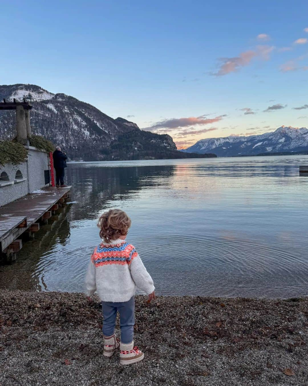 Ashley Jamesさんのインスタグラム写真 - (Ashley JamesInstagram)「Nana's 60th in the snow 🤍❄️🇦🇹  We're staying just a small bus journey out of Austria near a beautiful town called St Gilgen, right on a lake.   I was so excited to take Alf sledging for the first time... But he fell asleep just as we got to the snow! Classic toddler 🤪 so we'll have to save that for another trip! But Ada absolutely loved it.❄️🤍  St Gilgen felt like a movie set, it was the stereotypical Christmas place full of Christmas market stalls. We had mulled wine and watched the sunset on the lake! Apparently it's where Mozart lived. ✨🙏🏼  I'm so glad we brought the double buggy because the wheels are so good in this multi-terrain! This is the @outnabout_official Nipper that I did a giveaway of for my 12 days advent. There's only 2 days left of that by the way, so I hope you're loving it.   Alf has been so happy out here because it's so Christmassy. He keeps asking where Santa and the reindeer are and keeps saying Happy Christmas to everyone. 😂  We've definitely been doing what adults want to do this trip and just trying to get the kids to slot in, and they've been really good. The only slight tricky part is finding food for Ada - the Austrian food has been amazing, but we've not found many veggies!   Anyway, we're just about to hop on a bus for the Sound of Music tour. I'm so excited... But let's see how the kids do 4 hours on a bus!   I definitely recommend a trip here if you've never been. It's such a beautiful place - nana says it's amazing in summer too. 🙏🏼✨」12月11日 23時36分 - ashleylouisejames