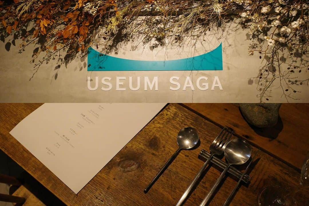 黒田りささんのインスタグラム写真 - (黒田りさInstagram)「🍽️【USEAM SAGA】  美術館に飾るような人間国宝の器を使って、 才能豊かな料理人が佐賀の食材を手がけるスペシャルなイベント。 USEAM SAGAに参加させていただきました♡  ずっと楽しみにしていた日…！ 今回は、佐賀と沖縄のコラボレーションでした。 運ばれてくる度にときめく、美しい器に思考を凝らしたお料理。 ジューシーや、イラブチャーなど沖縄らしいメニューに 泡盛やオリオンビールなどのペアリングもわくわくした♡♡  お料理に対する思いや説明を、シェフのお2人やソムリエさんから直接聴きながら食べられるので、格別に美味しく感じました♪  クリエイティブで、佐賀愛あふれるイベント！ お腹も心も満たされました⋆｡˚✩  なにより、真亜子さんが一緒だったので 安心して楽しくなっちゃってついつい…飲みすぎちゃいました♡  素敵な食体験をありがとうございました！  🍽️ @sagamariage  🍛 @akimbo_kuseki × 🌺 @etat_desprit_fire   #佐賀#佐賀イベント#佐賀マリアージュ#佐賀グルメ#ユージアム佐賀#USEAMSAGA#saga#pr」12月11日 23時53分 - kurorisa_14