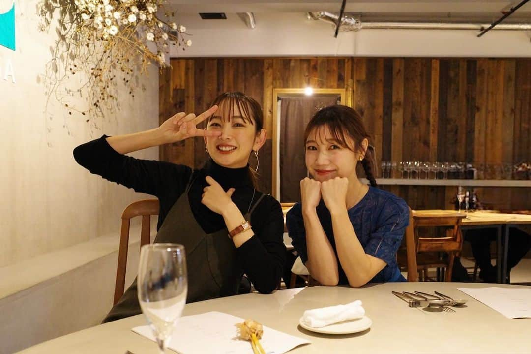 黒田りささんのインスタグラム写真 - (黒田りさInstagram)「🍽️【USEAM SAGA】  美術館に飾るような人間国宝の器を使って、 才能豊かな料理人が佐賀の食材を手がけるスペシャルなイベント。 USEAM SAGAに参加させていただきました♡  ずっと楽しみにしていた日…！ 今回は、佐賀と沖縄のコラボレーションでした。 運ばれてくる度にときめく、美しい器に思考を凝らしたお料理。 ジューシーや、イラブチャーなど沖縄らしいメニューに 泡盛やオリオンビールなどのペアリングもわくわくした♡♡  お料理に対する思いや説明を、シェフのお2人やソムリエさんから直接聴きながら食べられるので、格別に美味しく感じました♪  クリエイティブで、佐賀愛あふれるイベント！ お腹も心も満たされました⋆｡˚✩  なにより、真亜子さんが一緒だったので 安心して楽しくなっちゃってついつい…飲みすぎちゃいました♡  素敵な食体験をありがとうございました！  🍽️ @sagamariage  🍛 @akimbo_kuseki × 🌺 @etat_desprit_fire   #佐賀#佐賀イベント#佐賀マリアージュ#佐賀グルメ#ユージアム佐賀#USEAMSAGA#saga#pr」12月11日 23時53分 - kurorisa_14