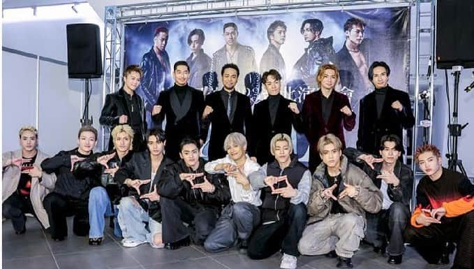 AKIRAさんのインスタグラム写真 - (AKIRAInstagram)「EXILE LIVE 2023 in TAIPEI  レポート2️⃣  12/8 記者会見。  この日はタカヒロの誕生日🎂  サプライズで、お祝いいたしました⤴️  しかし 年々いい男になってるなぁ😍  異例の数のメディアの皆様がお集まりくださり 盛り上げていただき 幸先の良いスタートを切ることができました✊✊✊  TJBBも登壇し意気込みを伝えておりました🔥🔥🔥  この後 みんなで、深夜までリハーサル。  入念にチェックが行ないました💨💨💨  #taipeipopmusiccentre」12月12日 0時00分 - exileakira_official