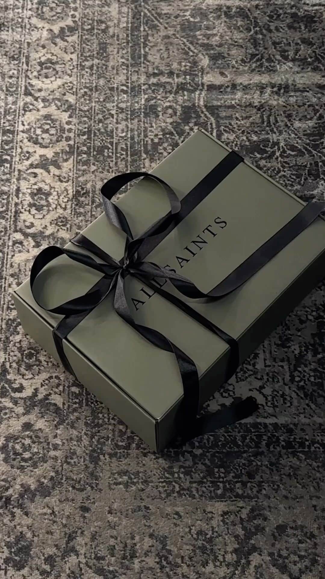 オールセインツのインスタグラム：「Decided to give stuff away for a week.   DAY 1 | For your chance to win a winter essentials set, comment below with which accessory you put on first.   (we see u glove ppl)」