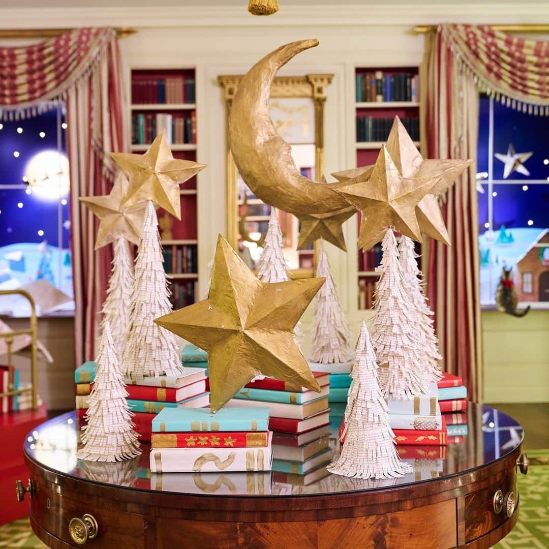 HGTVのインスタグラム：「The #WhiteHouseChristmas special featured dozens of DIY holiday projects you can recreate at home — but if you want even *more* festive ideas from the White House crafters, tap the link in our bio. 💯⬆️」