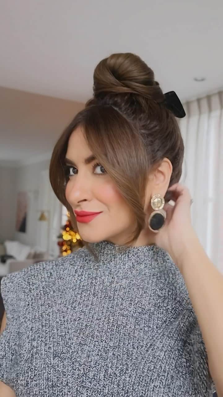 Sarah Angiusのインスタグラム：「Red lips and a ribbon bun for the holidays✨ Ribbon @jenniferbehr  Lipstick @narsissist powermatte Dragon Girl」
