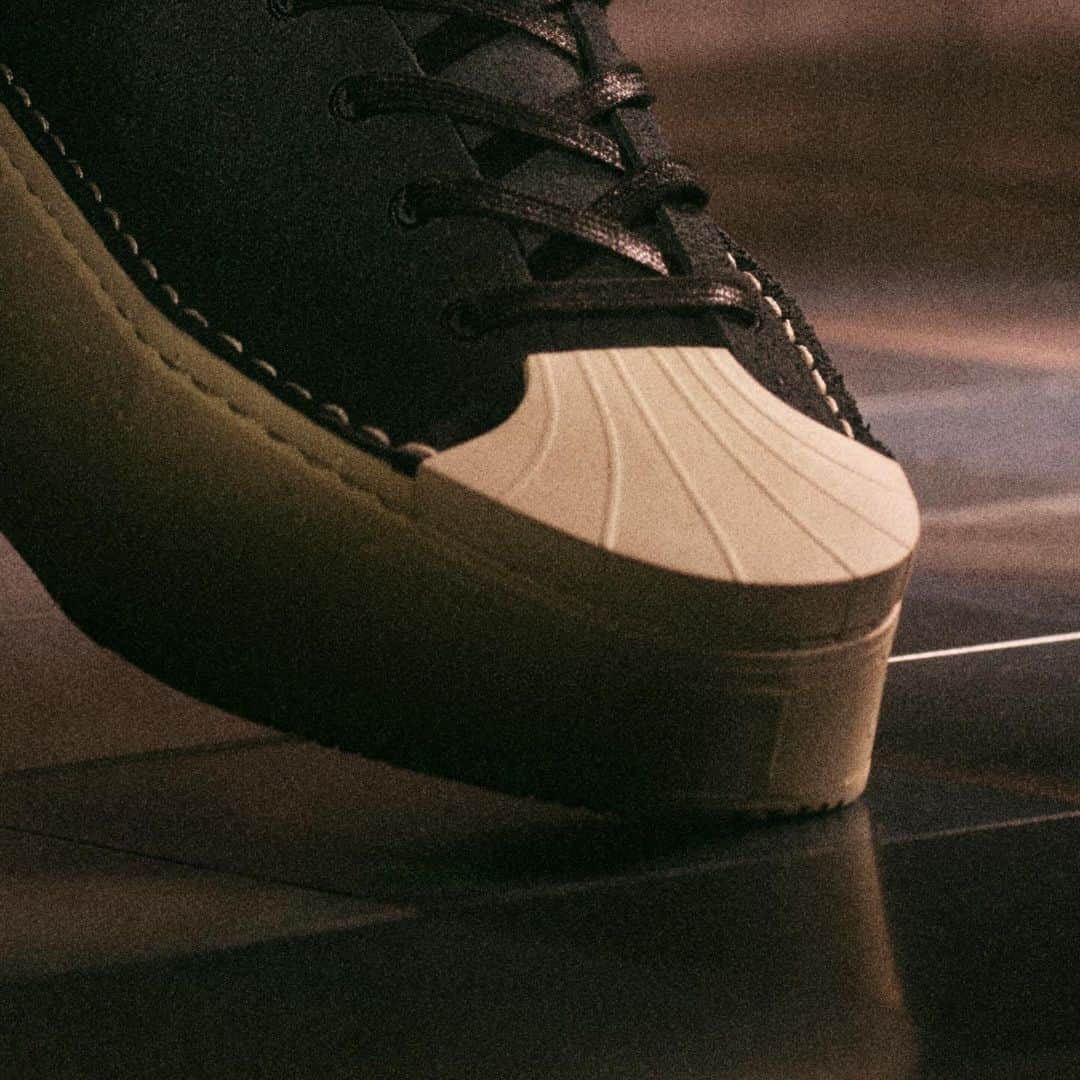 ワイスリーさんのインスタグラム写真 - (ワイスリーInstagram)「Y-3 KYASU.   Reinventing footwear construction with a flat surface and a stitched upper, KYASU embodies a minimalist and raw expression of fearless design.   Available now in high- and low-top silhouettes.   Shop globally at adidas.com/y-3, in-store and through select retailers.   #adidas #Y3 #YohjiYamamoto」12月11日 23時59分 - adidasy3