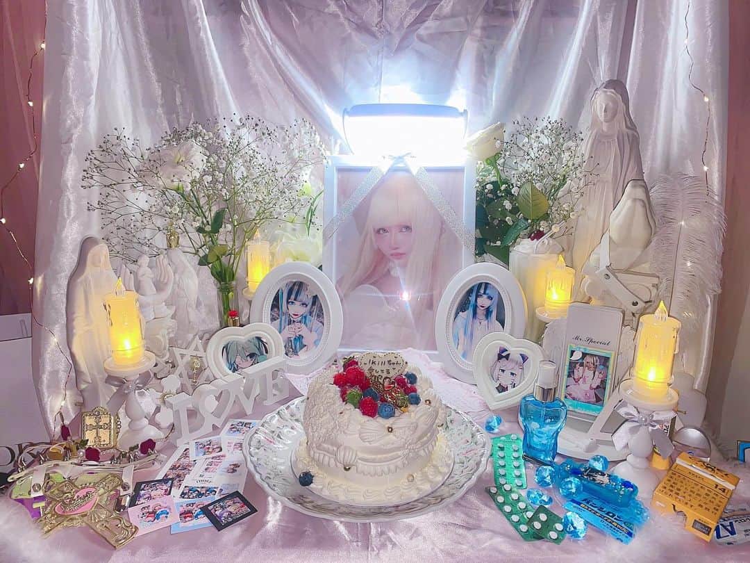 江崎びす子さんのインスタグラム写真 - (江崎びす子Instagram)「弔辞、親愛なるいきるちゃんへ。  今日は私の家に、めろんてゃとにこちが来てるよ。  いきるちゃんのリアル葬祭を 私達なりに企画して可愛く飾りつけて決行しました。  いきるちゃんの最後に働いてた歌舞伎町のお店に遺品を受け取りに行って祭壇と可愛い遺影を作ってみたんだけど  いきるちゃん、バッグやアクセやら大量に新宿のお店に置いていたんだね、想像以上に遺品が多くてビックリしました。  でも、いきるちゃんの生きた足跡を1つでも多く譲り受ける事が出来て、私は嬉しいです。  ご遺体が大嫌いな毒親の方に渡ってしまったのは凄く悔しいｹﾄﾞ… いきるにゃの魂はきっと私達と共にあると勝手に思ってます。  いきるちゃんのとった選択は、全く否定しないし 否定する理由がありません。 だって、本当につらい気持ちが痛いほどわかるから。 私だっていきるちゃんに楽になって欲しかった。  もちろん、できる事なら生きて幸せになって欲しかった。 でも、いきるちゃんに対して 「生きてほしい」と願うのは いきるちゃんの過去や、日々のしんどさ、生きづらさを知った上で考えると、とても残酷なお願いだと思うし それは私のただのエゴでしかないと思いました。  生きてる間に、いきるちゃんの問題の根深いところまで なかなか親友の私達でも踏み込んであげれなかった事、もっと親身になれたはずなのに、ちょっと後悔してます。  でも、私はそれよりも いきるにゃが生きている間に 1秒でも苦痛を忘れて、笑顔で楽しくあれる時間が増える事の方を優先しました。 その選択は、びしゅこた的には間違ってなかったと思ってます。  最後にいきるちゃんの大好きな蜷川実花さんの展示のレセプションパーティーに連れて行ってあげる事が出来て、本人に会わせてあげる事が出来て良かったです。  いきるちゃんがその日をめちゃくちゃ楽しみにしてくれていて 喜んでくれた事が、私も凄く嬉しかった。  少しでも、いきるちゃんの笑顔を増やしたかった。  これを書いてる今も、またお手手をギュッて握ってあげたいし、ハグしたい気持ちです。 でも、もうそれが出来ない事が凄く寂しい。  不思議な事に、いきるちゃんが亡くなってから  ゴハンを食べたり 道を歩いたり 何気ない時に  いきなり涙がボロボロとこぼれ落ちるようになりました。  きっと、しばらくこんなふうに 不意に涙が溢れ出てしまう日々が続くし さらに日を追うごとに いきるちゃんを失った喪失感はどんどん増していくんだと思う  正直に言って、今まで生きてきた中で ダントツにつらくて、胸が苦しいです。 上手く息ができないくらい泣いてしまいます。  まだ亡くなって4日で 最後に会ったのが1週間前だけど  年が明ける頃に 「そろそろいきるちゃんと遊ぶ予定立てよう」とか思った時に もう会えない悲しみがドッと押し寄せるんじゃないかと思うとﾏｼﾞで怖いです。  もう返信が来ない事も、わかった上で あけおめLINEさせてもらうと思います。  とくに夏は2年連続でたくさん一緒に遊んだから 夏を迎える頃なんか1番しんどくなりそうです  この悲しみの大波を乗り越えられるか 今から不安でしかたないﾃﾞｽ  でも、必ず乗り越えてみせます。  自分のせいで悲しんで前に進めなくなっているような私達を きっといきるちゃんは望んでないよね。知ってるよ。  だから、悲しいけど、苦しいけど 少しずつ少しずつ前に進みます。 私は今日の投稿を最後に 普段の日常に戻るつもりです。  今日をキッカケに一区切りつけないと きっと私は永遠に深い悲しみから抜け出せなくなって動けなくなってしまうから。  大切な人をこういう形で失うのは びすこたんの人生ではじめての事なので  はじめて経験するこの感情に凄く戸惑っているけど  そんなはじめてを奪ってくれたのも、いきるちゃんで良かったよ。 きっと一生忘れる事はないでしょう。  本当にいきるちゃんからは いろんな事を学ばせてもらいました  どんなに自分がつらくても 人は人に優しくあるべき事とか  何かしてもらったら何かお返しする精神とか (いきるちゃんは本当にそこのところ、絶対に美学として貫いていたよね、凄すぎてビックリしました)  とにかく、いきるちゃんの事がこれからも大好きって事が伝えたい。伝わったかな  そして、私達の心はずーっとそばに居るから、寂しくないから安心してね。  これからもたまに、天国に向かって語りかけるね。  いきるちゃんの、ひんやりしてて、か細い手の感触、ずっと忘れないよ。  生まれてきてくれて本当にありがとう  とってもつらいのに、頑張って生きてくれてありがとう  私達と出会って、仲良くしてくれて、ありがとう。  もしも、生まれ変わるような事があったら もう一度巡り合って、また親友になって たくさんたくさん遊ぼうね。絶対に。  あんなに過酷な環境でも 人に優しく、思いやりにあふれ、天使の様な存在だったいきるちゃんは  今度こそ、愛のある温かくて優しい両親の下に生まれてこれるハズです。  大好きだよ　いきるちゃん  これからもずっと永遠に。  あなたのお兄、びすこたんより」12月12日 0時02分 - bisukoezaki