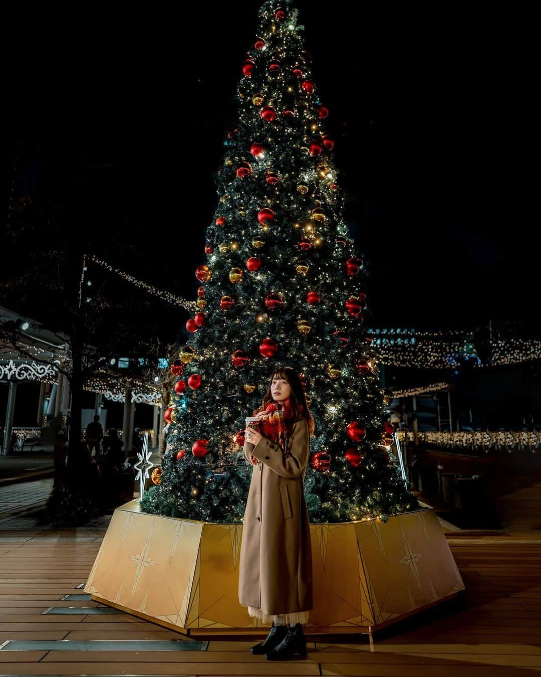 shabonのインスタグラム：「* . . . . . 🎄 . いくつになっても クリスマスプレゼントは欲しい🎅🎁 . . model : @yuriko_711s . SONY α7C II / FE 24mm F1.4 GM . . . . . . * #tokyocameraclub #東京カメラ部 #hellofrom #raw_japan #Japan #genic_mag   #Xmas #christmas #クリスマス #クリスマスツリー #christmastree  #sonyalpha #α7c2 #α7cⅱ #alpha_newgeneration」