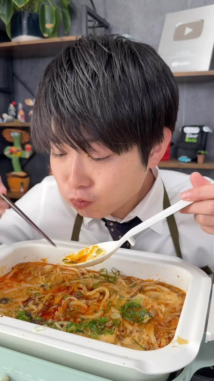 ぴーきちのインスタグラム：「好きな味変の調味料ある？？？ 【キムチ胡麻味噌うどん】 〈材料〉 冷凍うどん2玉 キムチ100g 玉ねぎ（くし切り）1/4個 もやし100g しいたけ（薄切り）1個 万能ねぎ（小口切り）適量 豚ひき肉150g A にんにく（みじん切り）1かけ しょうが（みじん切り）1かけ B 水300ml 鶏がらスープの素小さじ2 味噌大さじ1 しょうゆ小さじ1 みりん小さじ1 C 豆乳200ml すりごま大さじ3  〈作り方〉 ①鍋に油とAを入れて、香りが出るまで弱火で熱する。 ②ひき肉を入れて炒める。玉ねぎとキムチを加えてさらに炒める。 ③Bを入れてひと煮立ちしたら、うどん/もやし/しいたけをいれて軽く煮込む。 ④Cを入れて温め、ネギを散らす。  ～～～～～～～～～～～～～～～～～～～～～～～～～～～～～～～～～～  レシピ本第二弾「おつかれごはん おかわり」作っちゃいました！ Amazonや楽天でチェックしてみてくださーーーーい🥰✨  #おつまみ  #おうち時間  #おうち居酒屋  #料理動画  #料理レシピ  #簡単レシピ  #簡単おつまみ  #おかず  #レシピ」