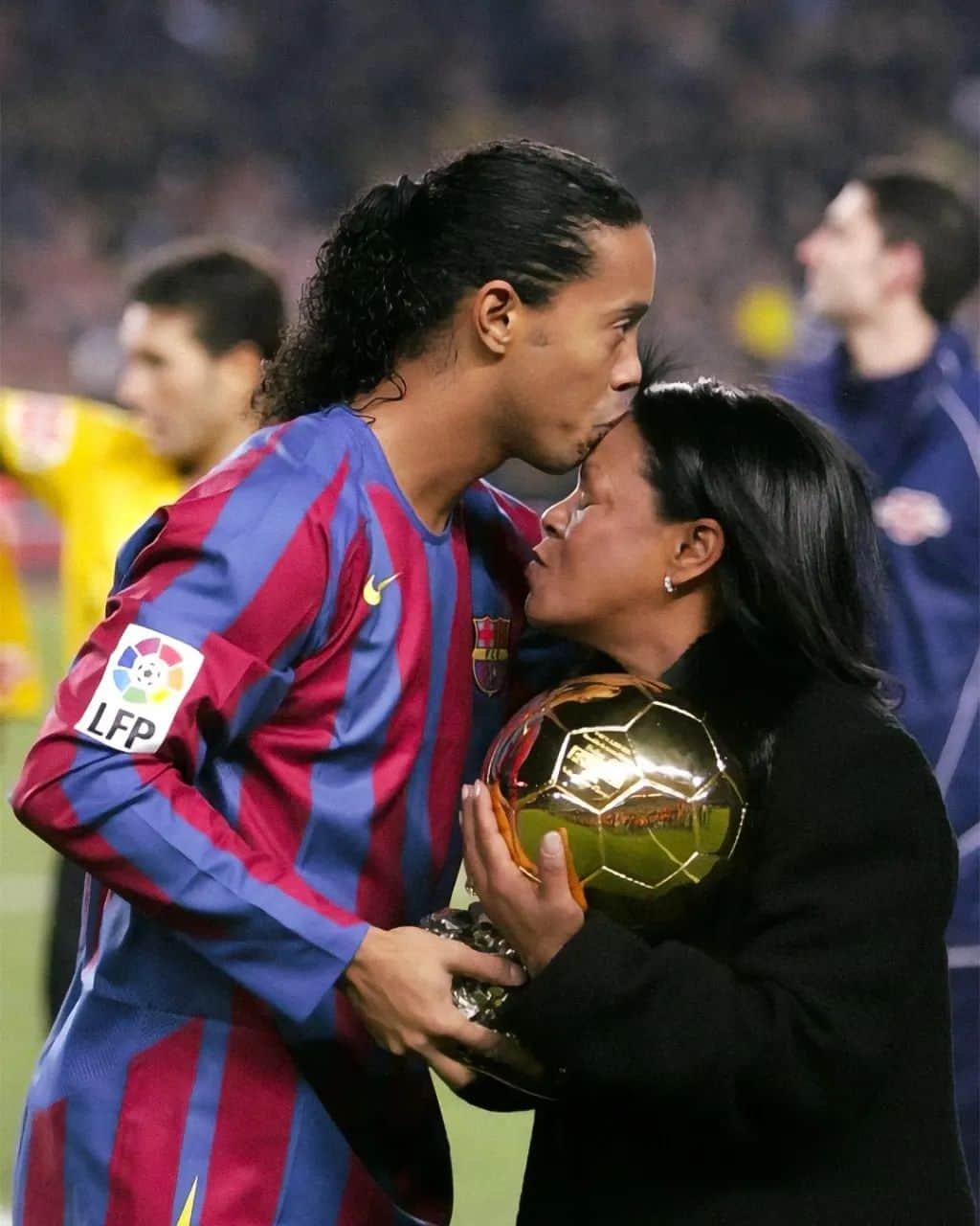 ロナウジーニョのインスタグラム：「Lembranças de um ano mágico na minha vida... Hoje foi o dia que voltei ao Camp Nou com a Bola de Ouro!!! Jamais vou esquecer a alegria de receber este prêmio das suas mãos, minha mãe! ❤」