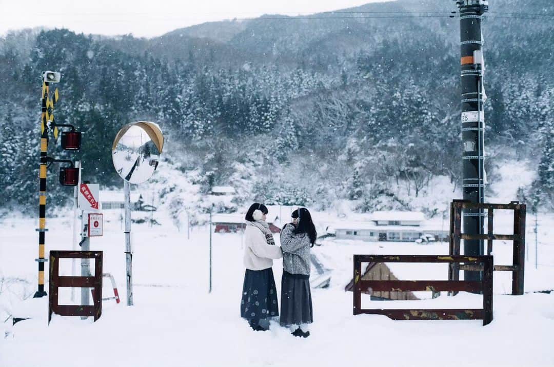 岩倉しおりさんのインスタグラム写真 - (岩倉しおりInstagram)「雪遊び。」12月12日 0時11分 - iwakurashiori