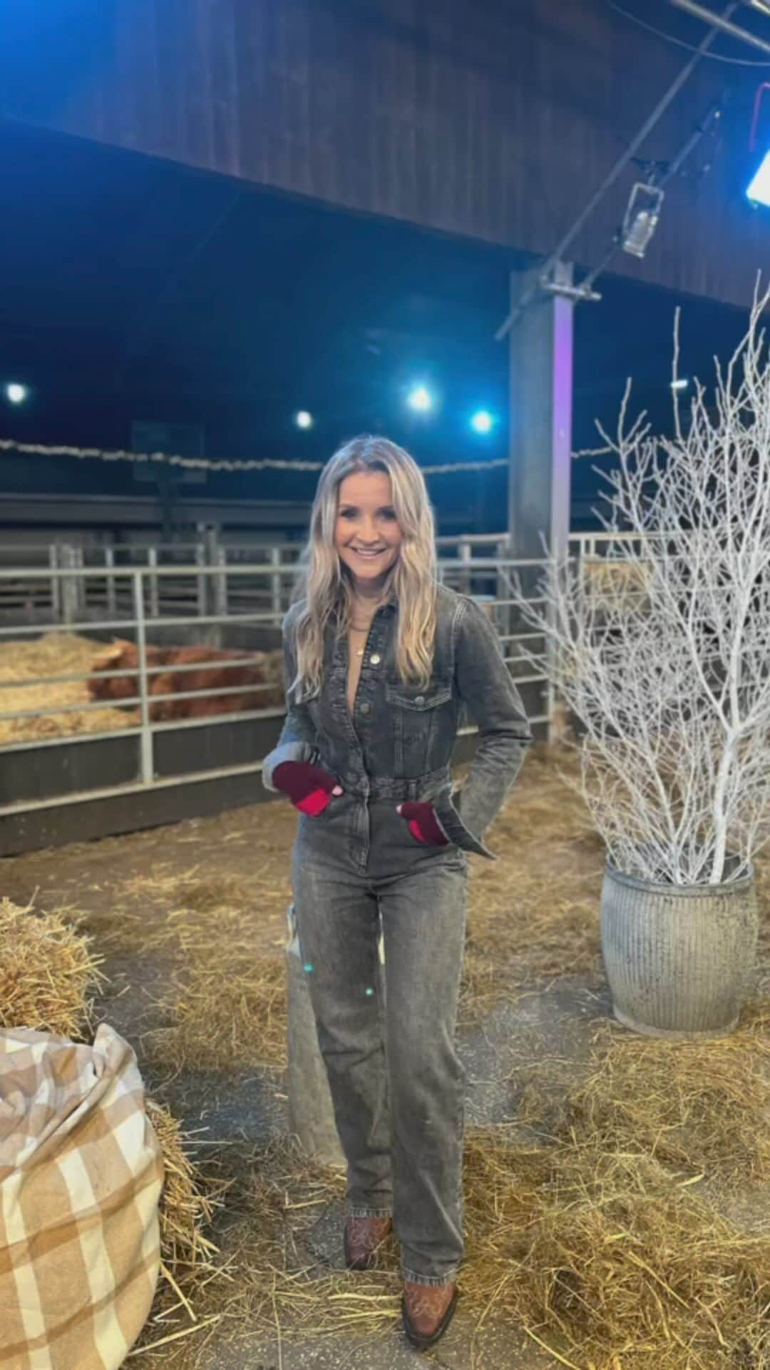 ヘレン・スケルトンのインスタグラム：「Winter on the Farm ….. @channel5_tv 8pm thanks for having us @cannonhallfarm always a joy to spend the week with @thejuleshudson @jbgill 🐐🐷🐄🐴」