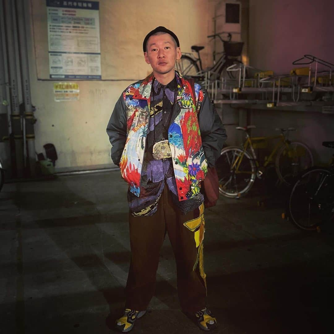 市川刺身さんのインスタグラム写真 - (市川刺身Instagram)「今日の服装。 朝から晩まで盛りだくさんの日。  お土産のシャツにMITSUBISHI OILのジャンパー。 途中でやめるの花のズボン。 ROTOTOのニット帽にリーボックのポンプフューリーに金のがま口でyorozuのバッグ。  昼前から盛りだくさんで夜はNSC生との仕事とても楽しくたくさん笑いました。 高円寺帰ってきて撮りました。 もっとたくさん頑張ろう。 NSCのみんなありがとう。  #今日着た服 #ファッション #古着 #腹減った #高円寺」12月12日 0時15分 - soitsudoitsu