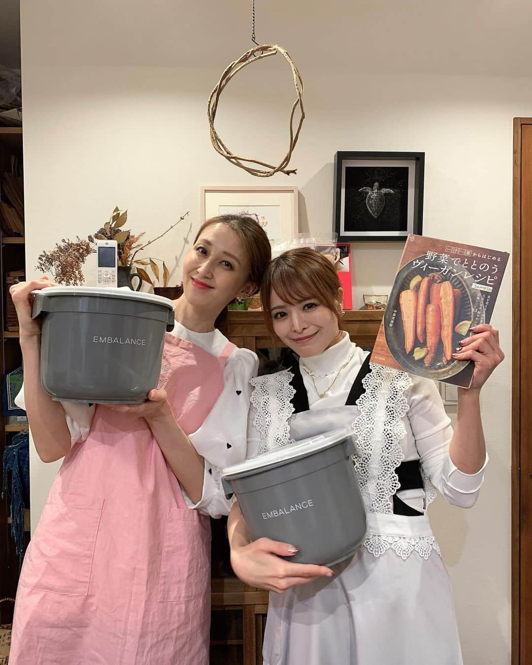 渡香奈さんのインスタグラム写真 - (渡香奈Instagram)「前回の黒豆味噌に続き、今回は塩辛味噌を仕込んで来ました😊🫘 熱々のお豆さんを無心で潰し、素材の香りを感じながら、麹、お塩と混ぜ混ぜ💪🏻普段運動不足すぎて左手若干筋肉痛！🤣w 無添加で安心な我が家だけのお味噌を子供達に食べさせられるのが楽しみ🫶🏻✨ 月に一回表参道でいただける @fumie_nakajima 先生のお弁当とレシピ本を参考に、身体に優しいご飯を作れるように頑張ろう🥹💕 #手作り味噌 #味噌作り #無添加味噌 #自然食 #食育 #ヴィーガン #vegan #レシピ本」12月12日 0時29分 - kanarina1261