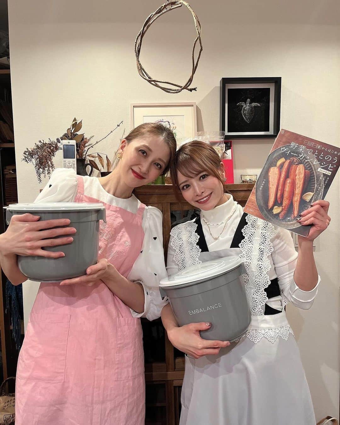 渡香奈さんのインスタグラム写真 - (渡香奈Instagram)「前回の黒豆味噌に続き、今回は塩辛味噌を仕込んで来ました😊🫘 熱々のお豆さんを無心で潰し、素材の香りを感じながら、麹、お塩と混ぜ混ぜ💪🏻普段運動不足すぎて左手若干筋肉痛！🤣w 無添加で安心な我が家だけのお味噌を子供達に食べさせられるのが楽しみ🫶🏻✨ 月に一回表参道でいただける @fumie_nakajima 先生のお弁当とレシピ本を参考に、身体に優しいご飯を作れるように頑張ろう🥹💕 #手作り味噌 #味噌作り #無添加味噌 #自然食 #食育 #ヴィーガン #vegan #レシピ本」12月12日 0時29分 - kanarina1261