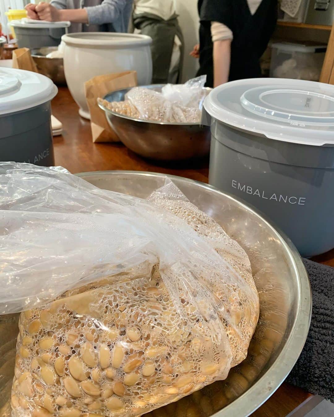 渡香奈さんのインスタグラム写真 - (渡香奈Instagram)「前回の黒豆味噌に続き、今回は塩辛味噌を仕込んで来ました😊🫘 熱々のお豆さんを無心で潰し、素材の香りを感じながら、麹、お塩と混ぜ混ぜ💪🏻普段運動不足すぎて左手若干筋肉痛！🤣w 無添加で安心な我が家だけのお味噌を子供達に食べさせられるのが楽しみ🫶🏻✨ 月に一回表参道でいただける @fumie_nakajima 先生のお弁当とレシピ本を参考に、身体に優しいご飯を作れるように頑張ろう🥹💕 #手作り味噌 #味噌作り #無添加味噌 #自然食 #食育 #ヴィーガン #vegan #レシピ本」12月12日 0時29分 - kanarina1261